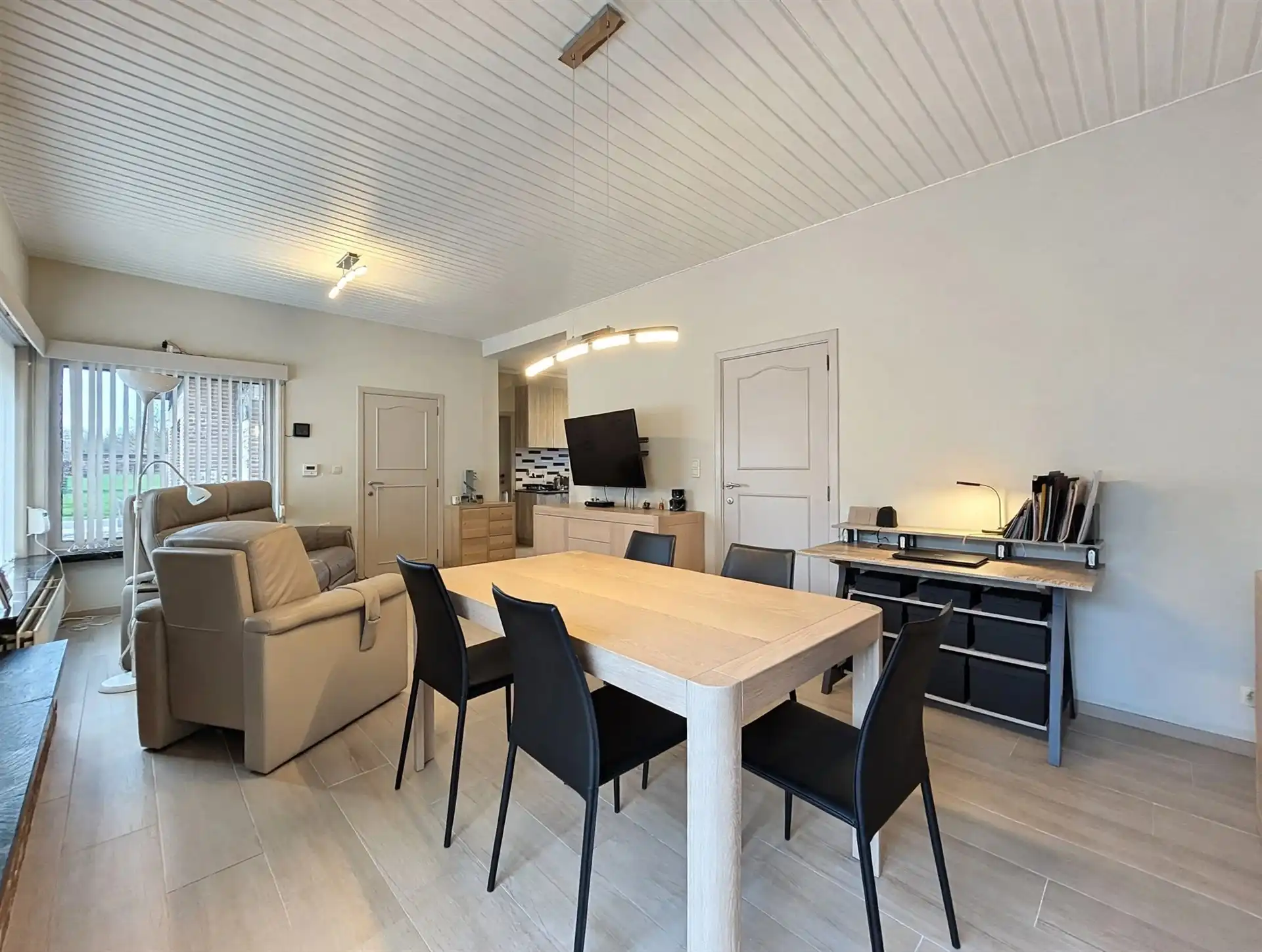 Open bebouwing met 3 slaapkamers en inpandige garage op toplocatie foto 3