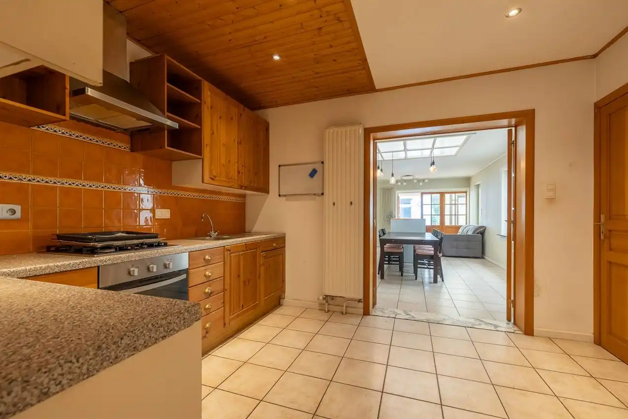 Vier slaapkamers. Twee staanplaatsen. En achteraan een verrassende buitenplek met zuiderse patio-sfeer foto 2