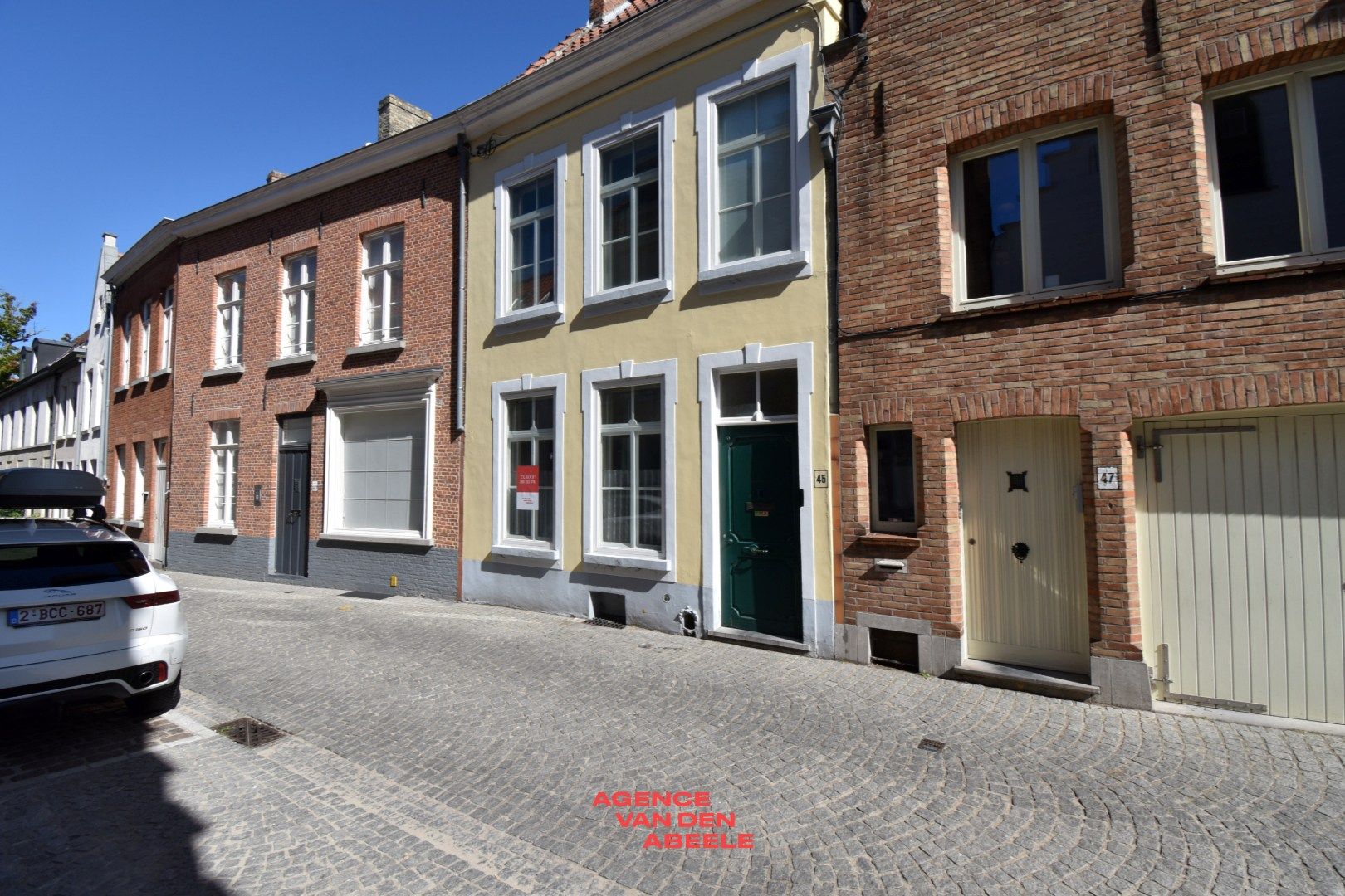 Klassevolle woning met 3 slaapkamers en tuin te Brugge  foto {{pictureIndex}}