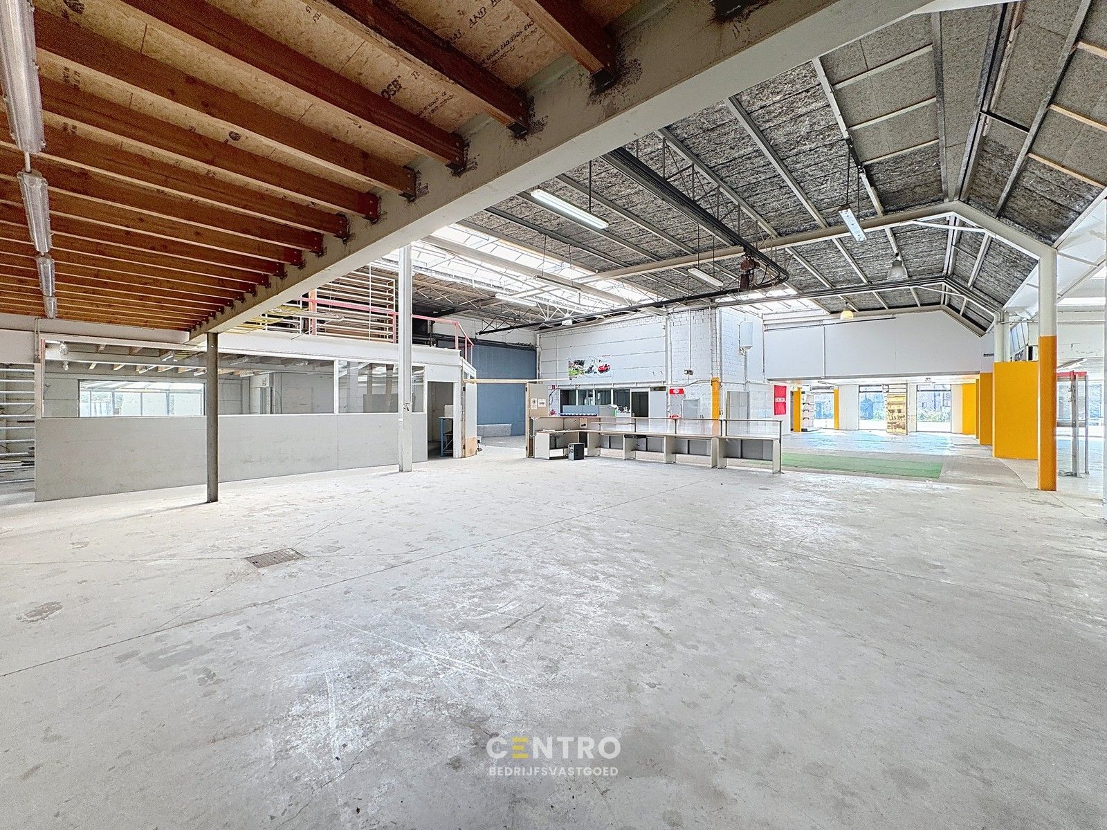 Opslagruimte met showroom en 3 verhuurde appartementen op 3.682m2! foto 18