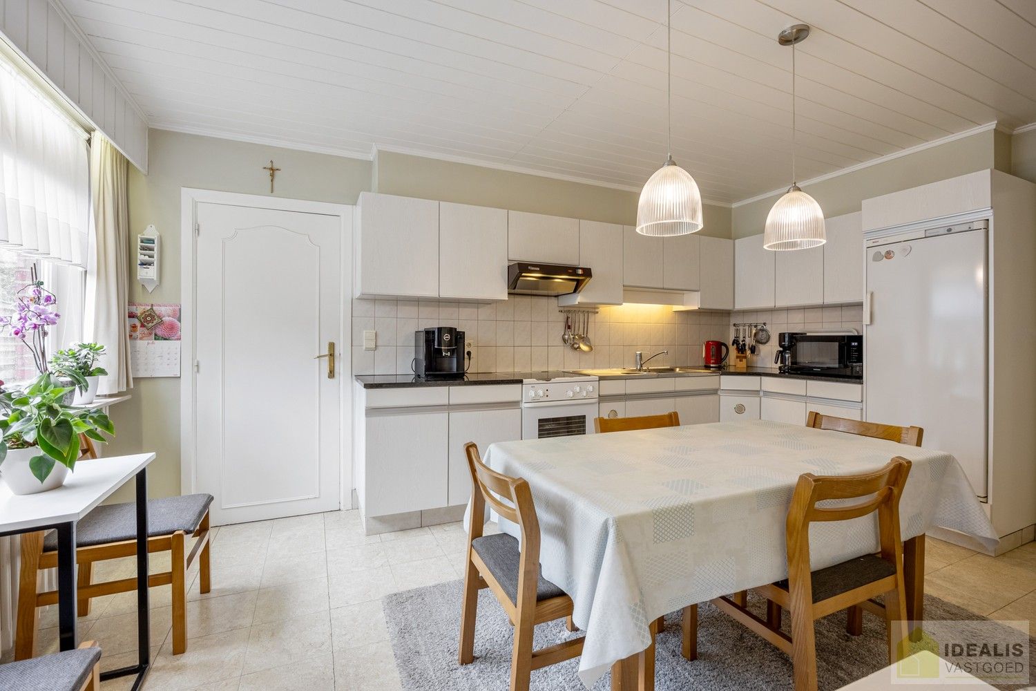 Aangename karakterwoning op fijne locatie te Pelt. Deze woning omvat maar liefst +-124m² netto bewoonbare oppervlakte op een perceel van 7a 36ca met een ruime woonkamer, 3 slaapkamers, badkamer, wasplaats en eventueel af te werken zolder vlakbij de dorpskern van Pelt! Uiterst geschikt voor kandidaten op zoek naar een betaalbare doch instapklare woning. foto 17