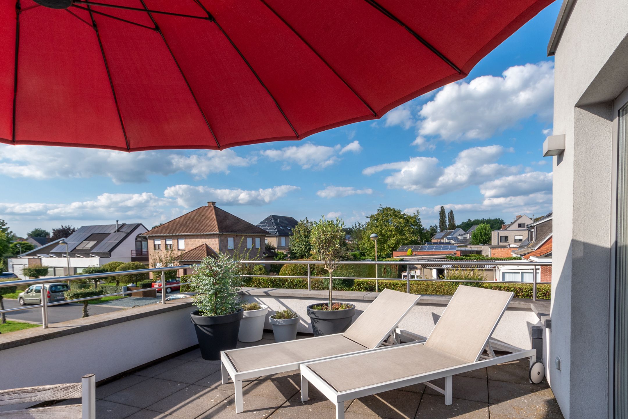 Ruim duplex appartement met 3 slaapkamers! foto {{pictureIndex}}