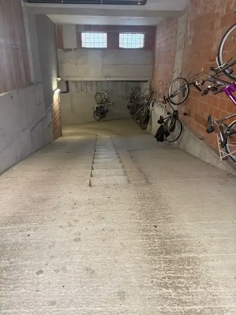 Gesloten garagebox met verlichting, vlak aan zee en duinen in Bredene foto 3