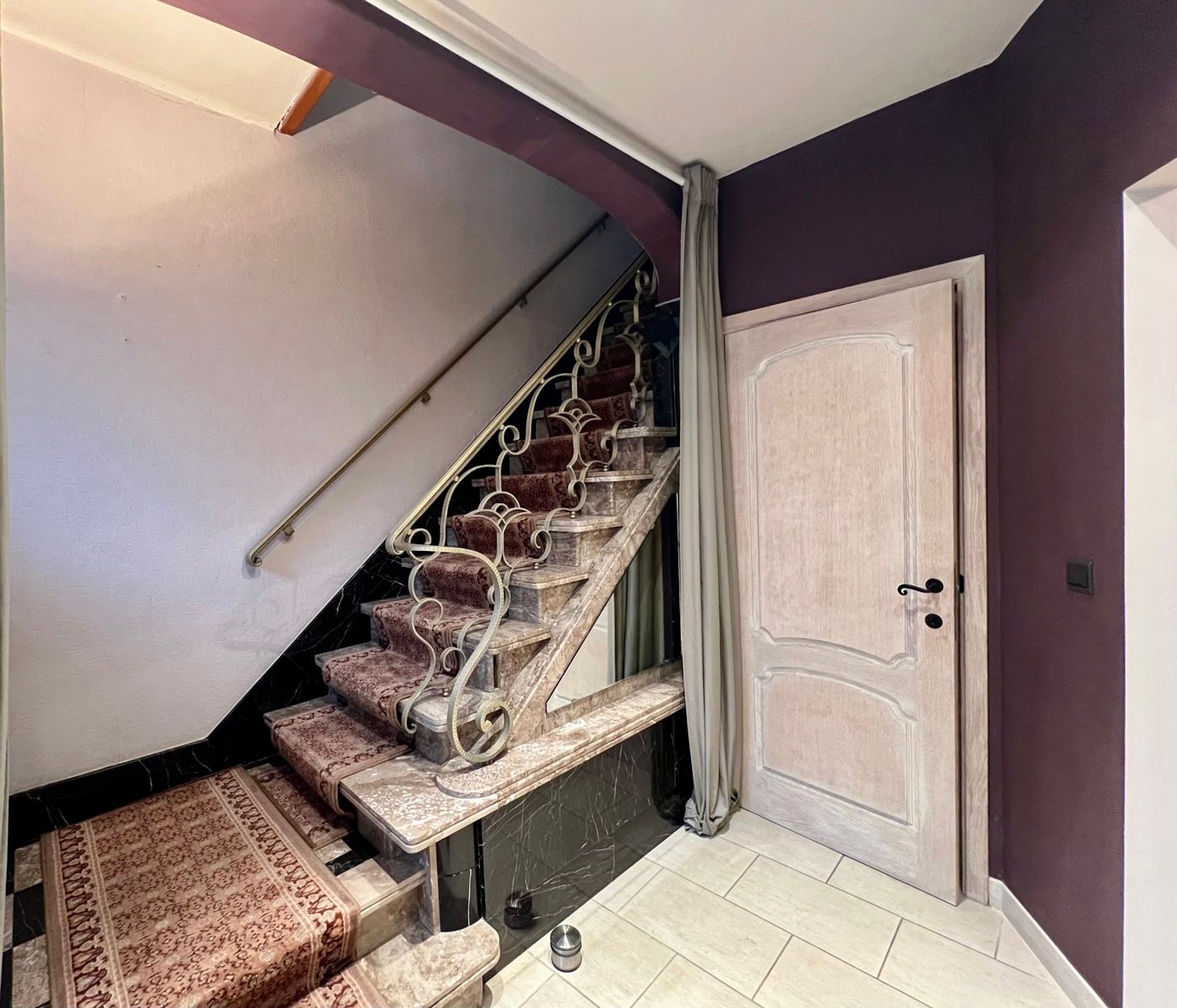 Zéér ruime gerenoveerde woning met 5 grote slaapkamers. foto 2