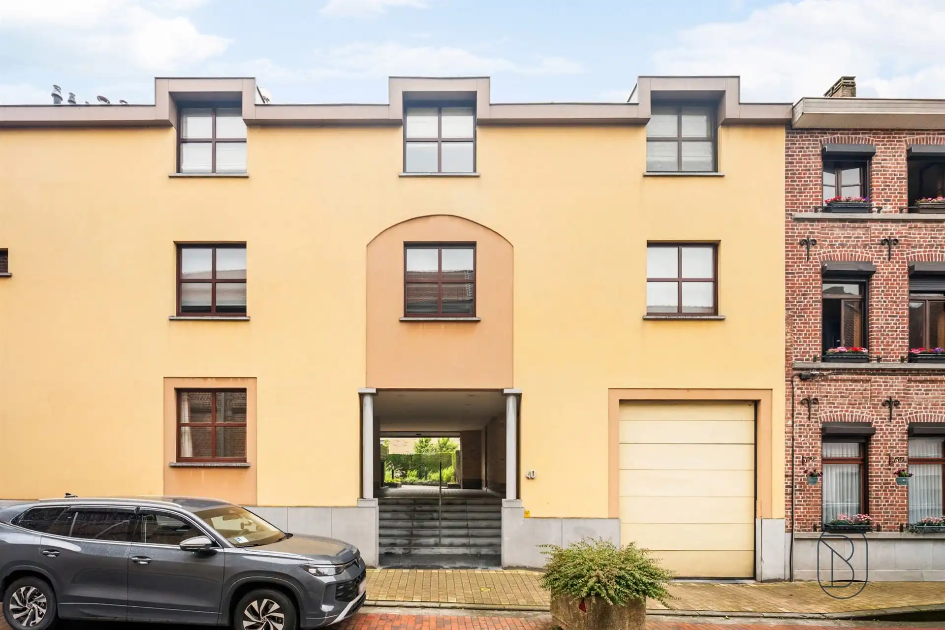 Goedgelegen duplexappartement met 2 slk.  foto 2