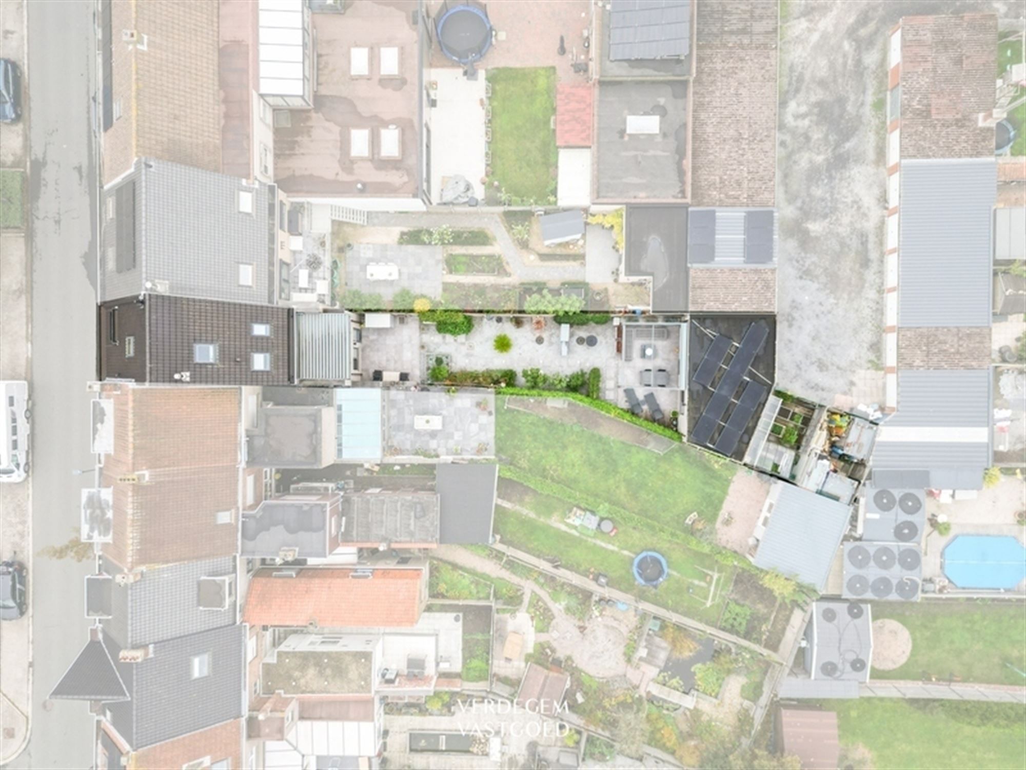 Instapklaar en knap afgewerkte woning met 2 garages, geniettuin en atelier/praktijk foto 2