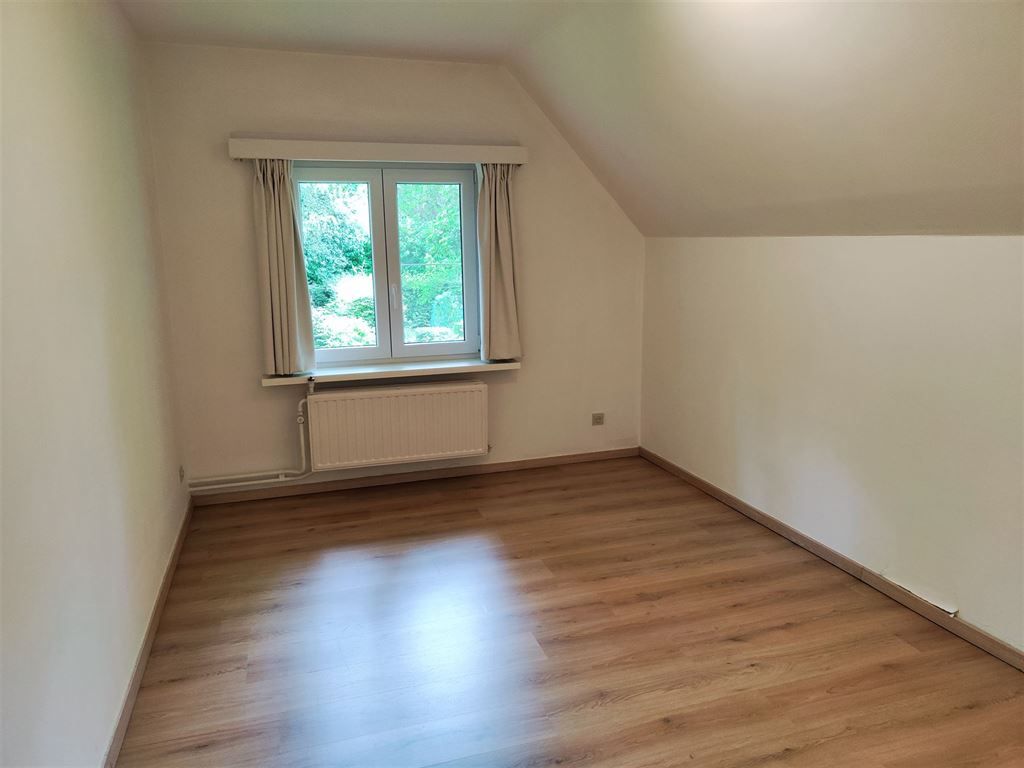 Villa in rustige straat foto 17