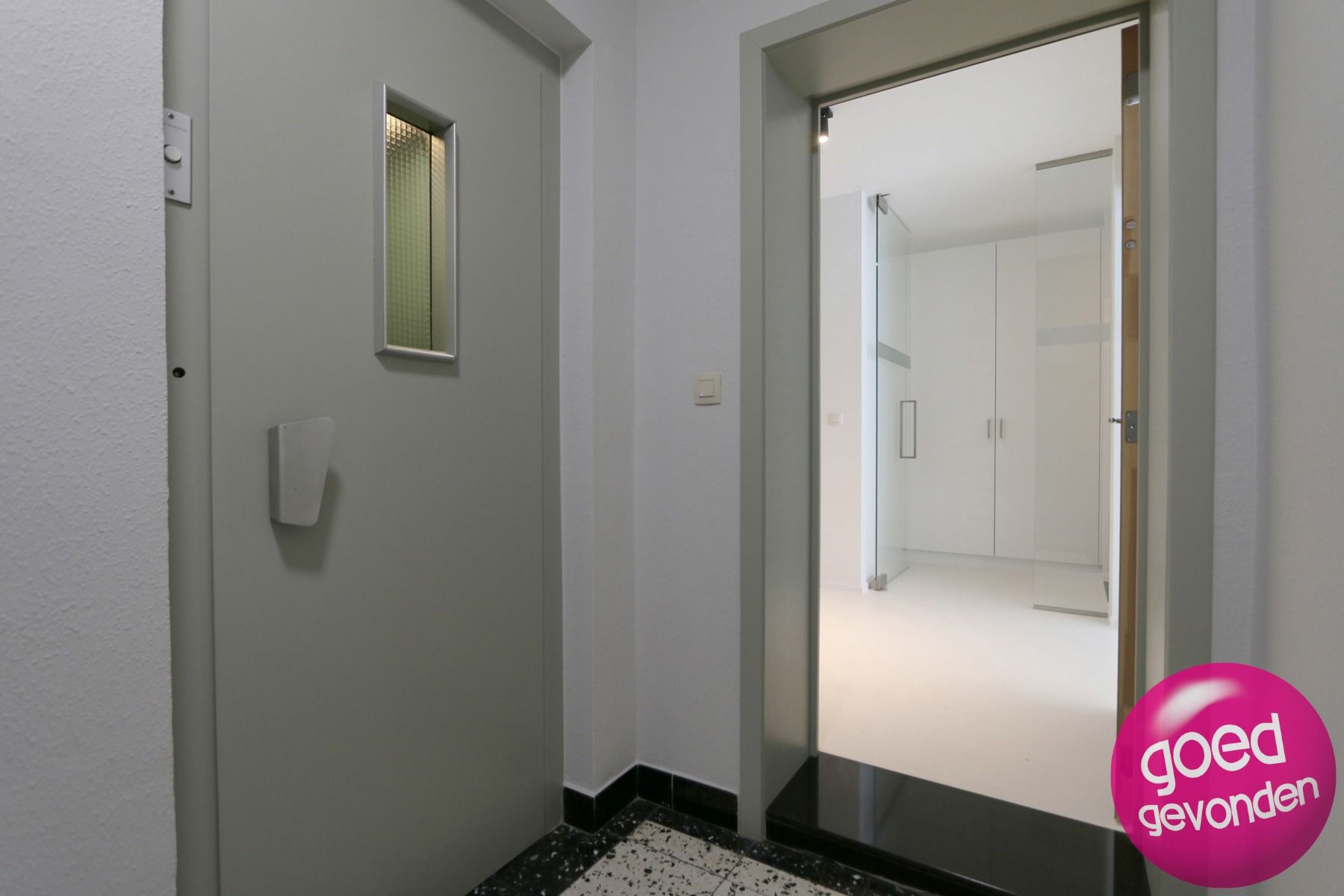 PLUG-IN modern kantoor + veel passage foto 33