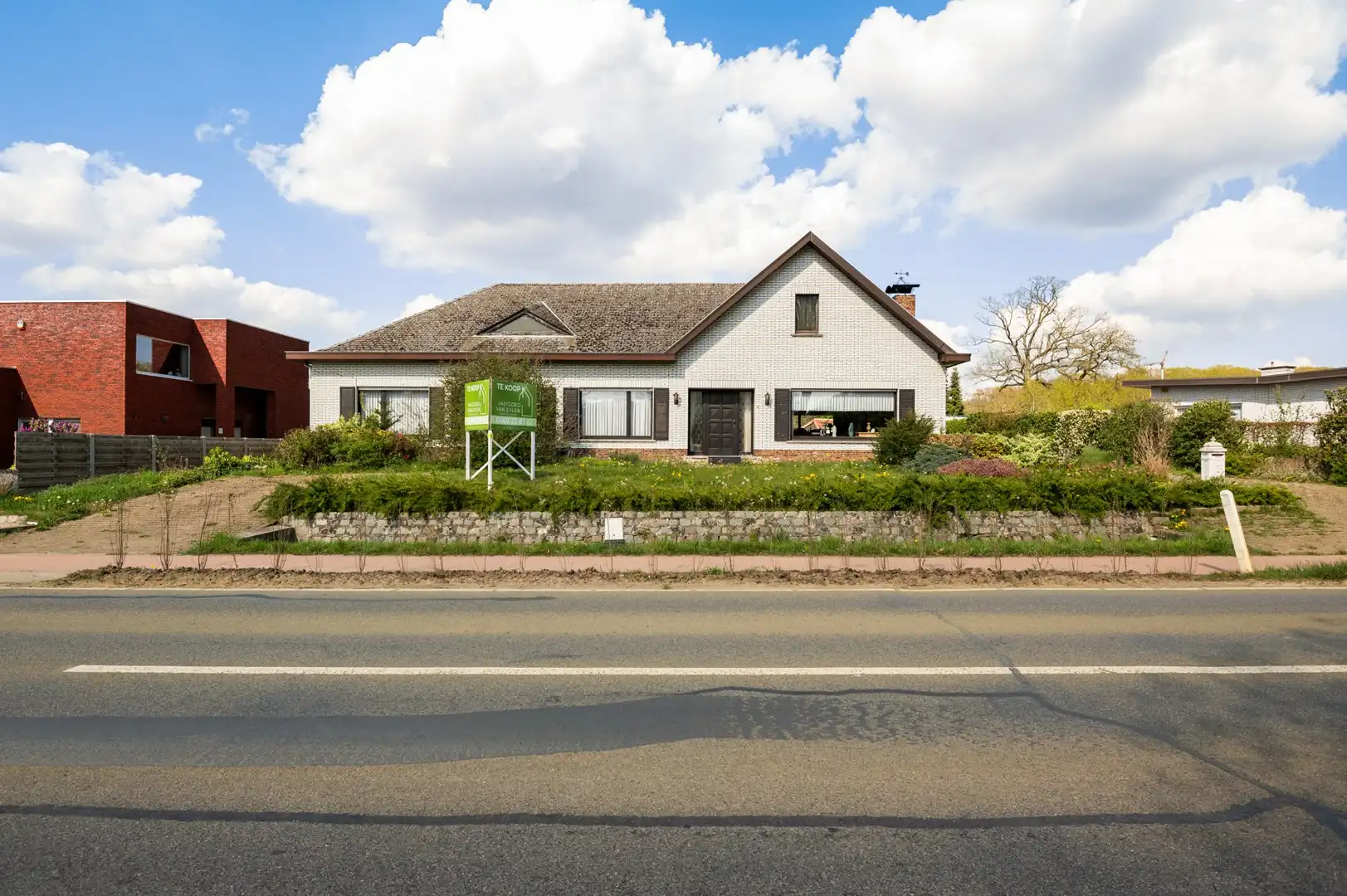 Gelijkvloerse woning met veel potentieel op een ruim perceel nabij het centrum van Herselt! foto {{pictureIndex}}