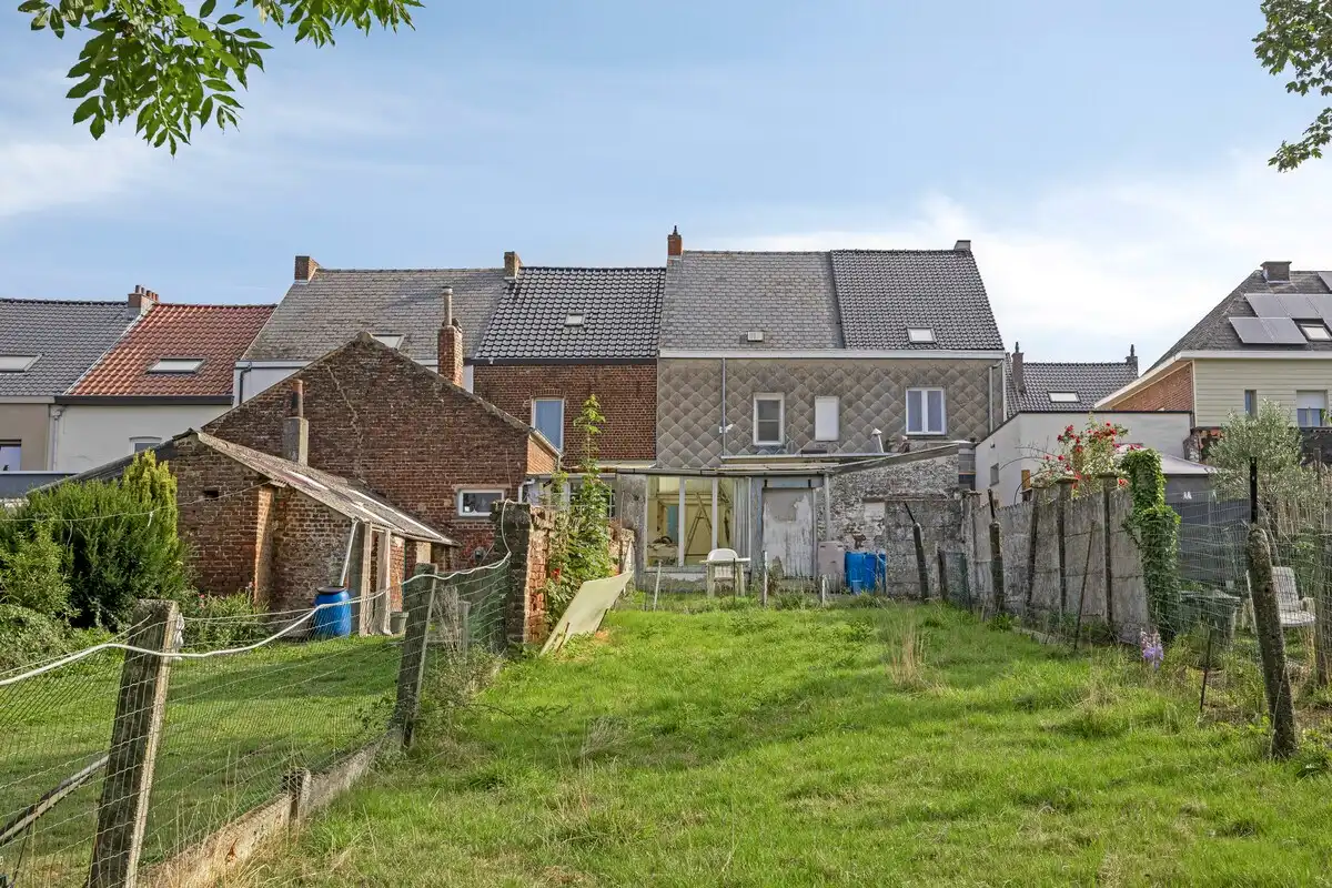 Goedgelegen woning met grote weide foto 17