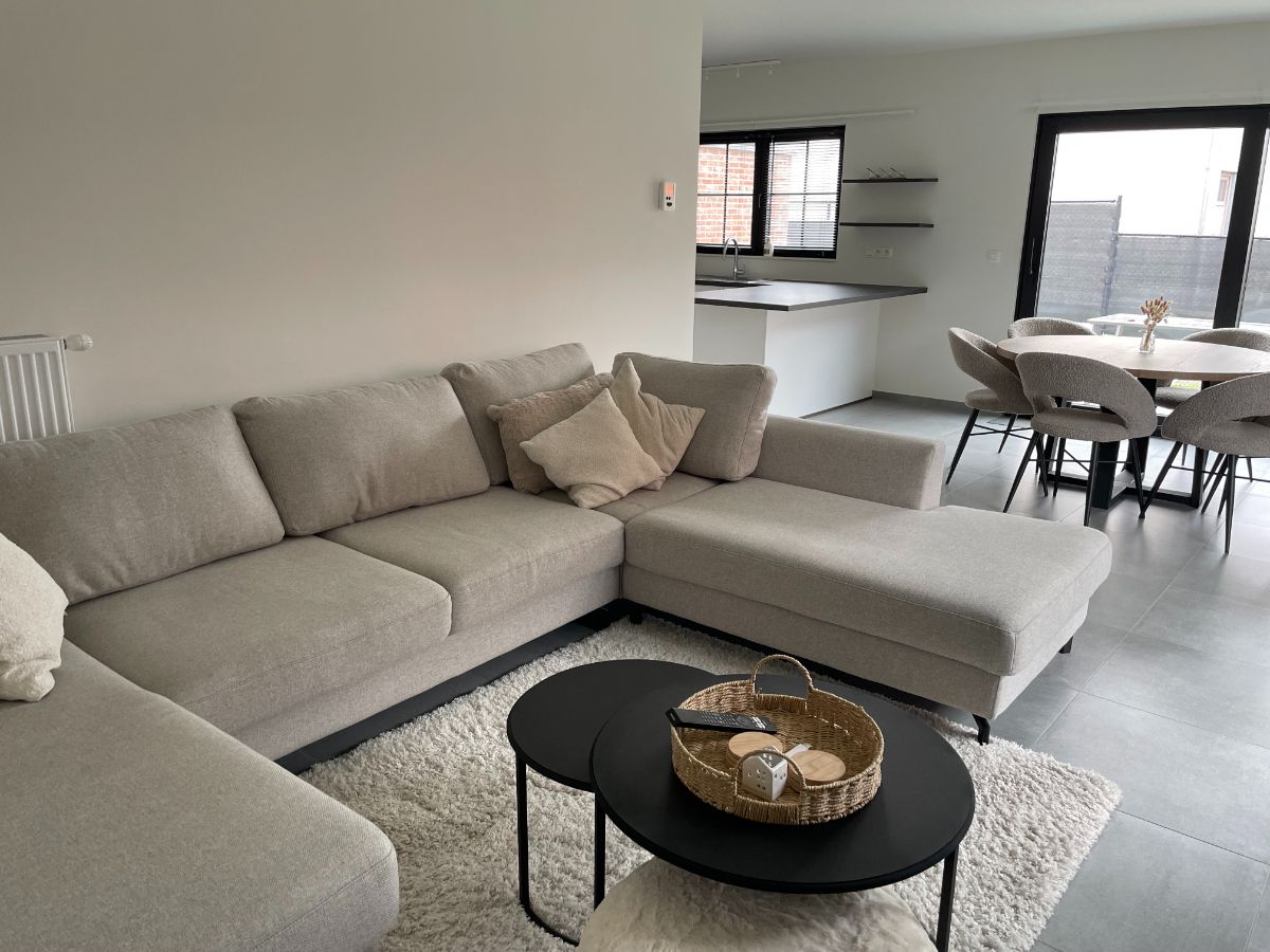 Drie slaapkamer EENGEZINSWONING met garage & tuin foto 12