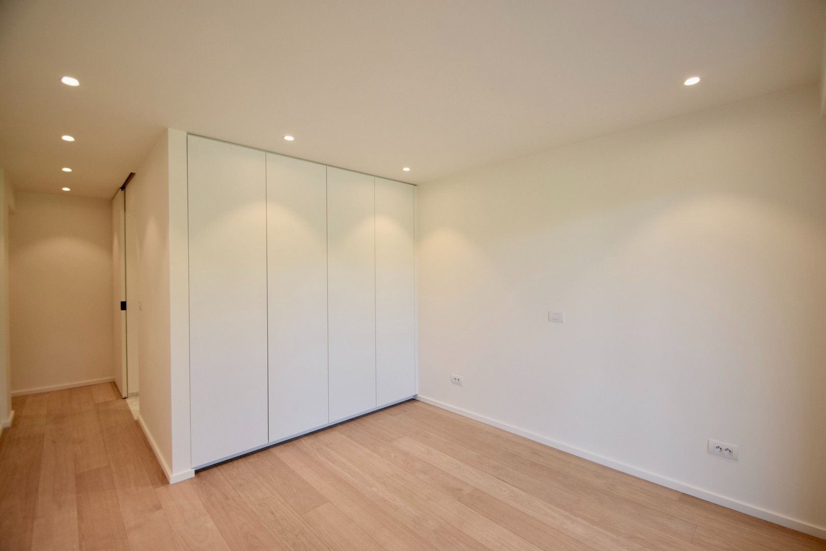 Zonovergoten tuin appartement met groot terras en prachtige tuin gelegen in het exclusieve domein Tennis Gardens. foto 16
