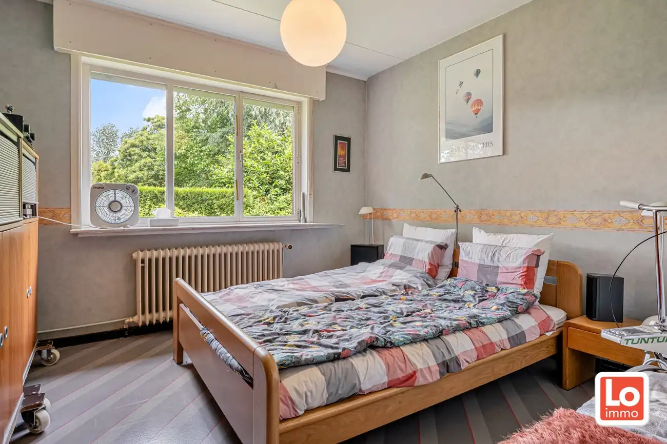 Landelijke te renoveren halfopen gelijkvloerse woning met inpandige garage en grote tuin met open zicht op een makkelijk bereikbare locatie in Zeveneken! foto 17
