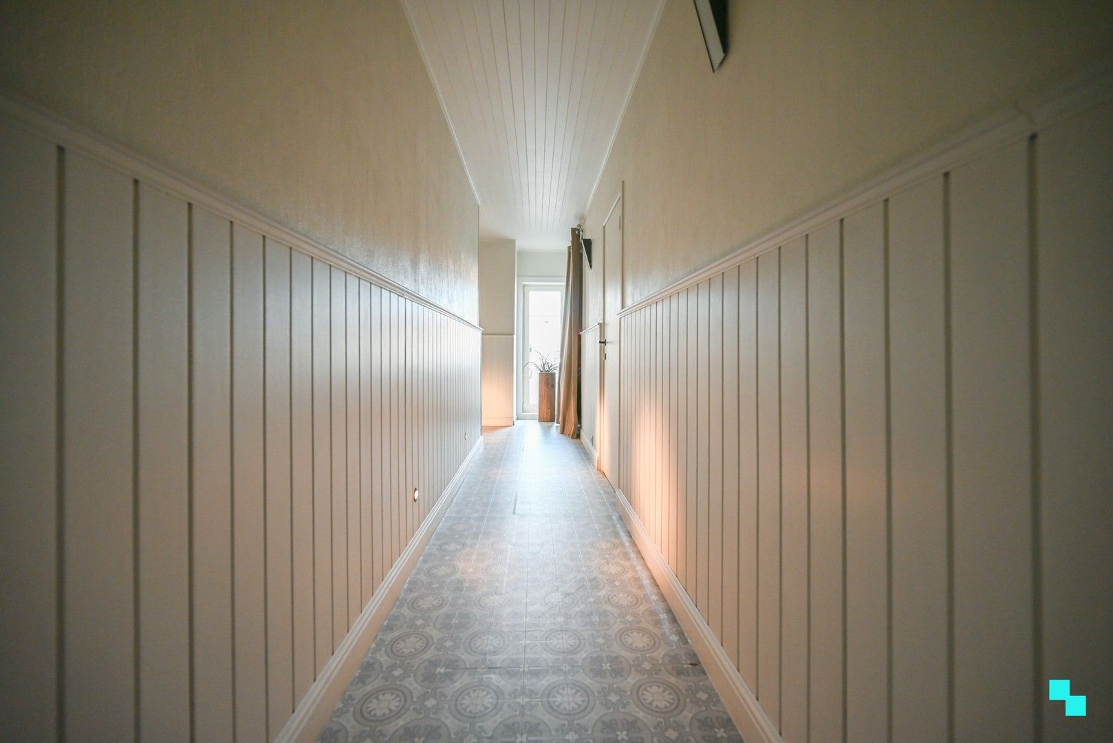 Ruim magazijn met kantoorruimtes en woonst te Lendelede foto 18