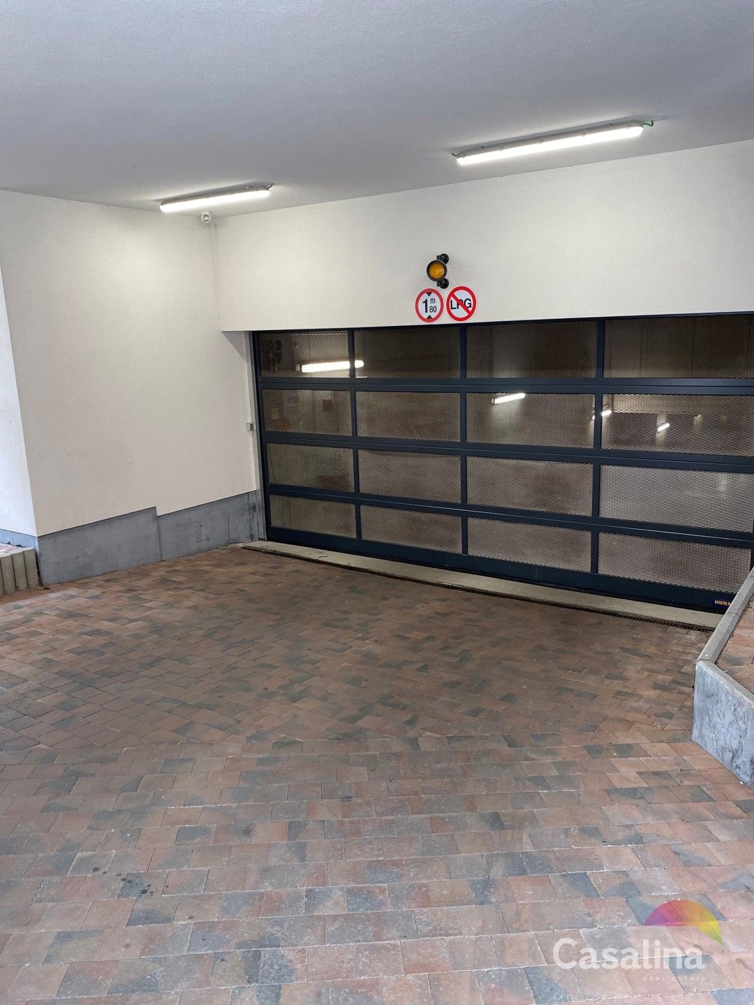 Autostaanplaats / Parking foto {{pictureIndex}}