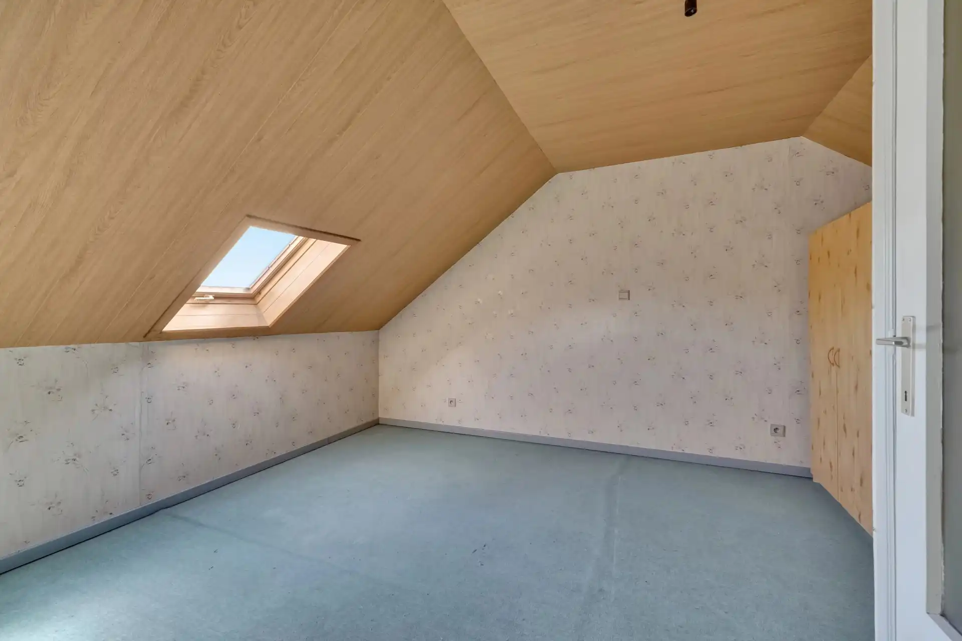 Op te knappen stadwoning op goede locatie foto 14