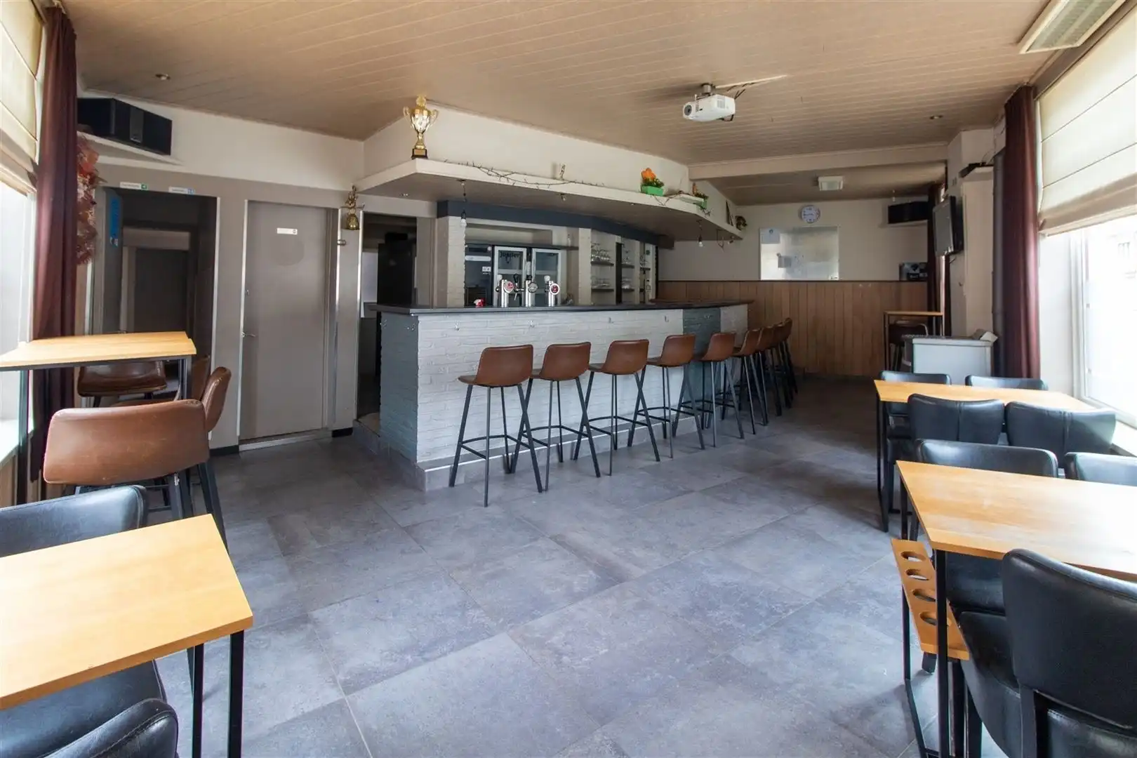 Charmant handelspand in Hartje Kortrijk foto 2