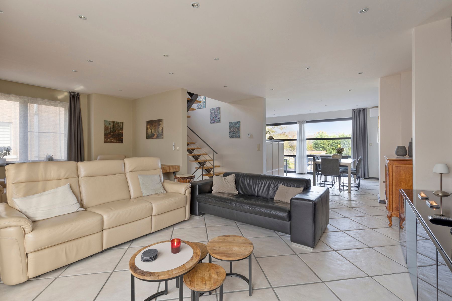 Ruime woning met 4 slaapkamers, garage en tuin foto 5