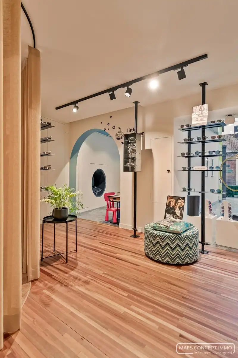 Te koop handelspand op top locatie met bovenliggend ruim appartement foto 8