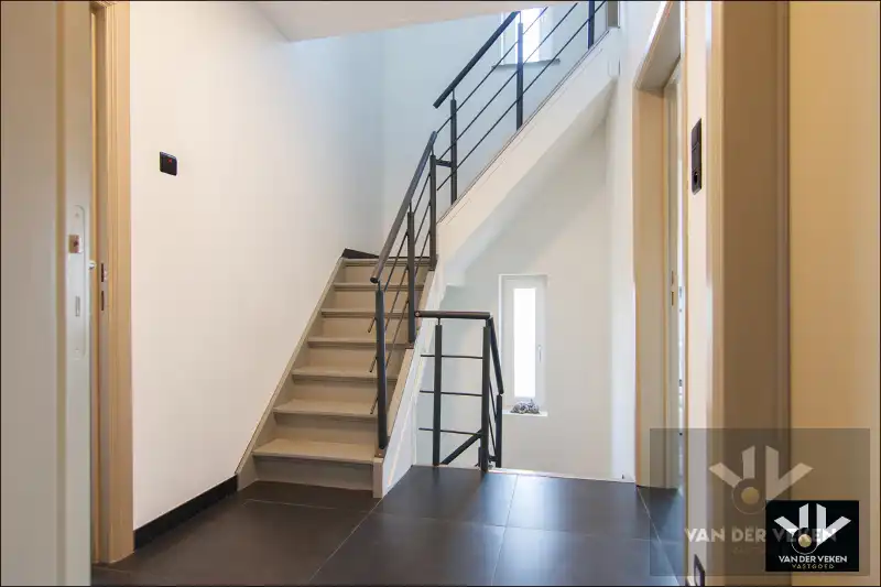 VOLLEDIG GERENOVEERDE, INSTAPKLARE GEZINSWONING foto 15