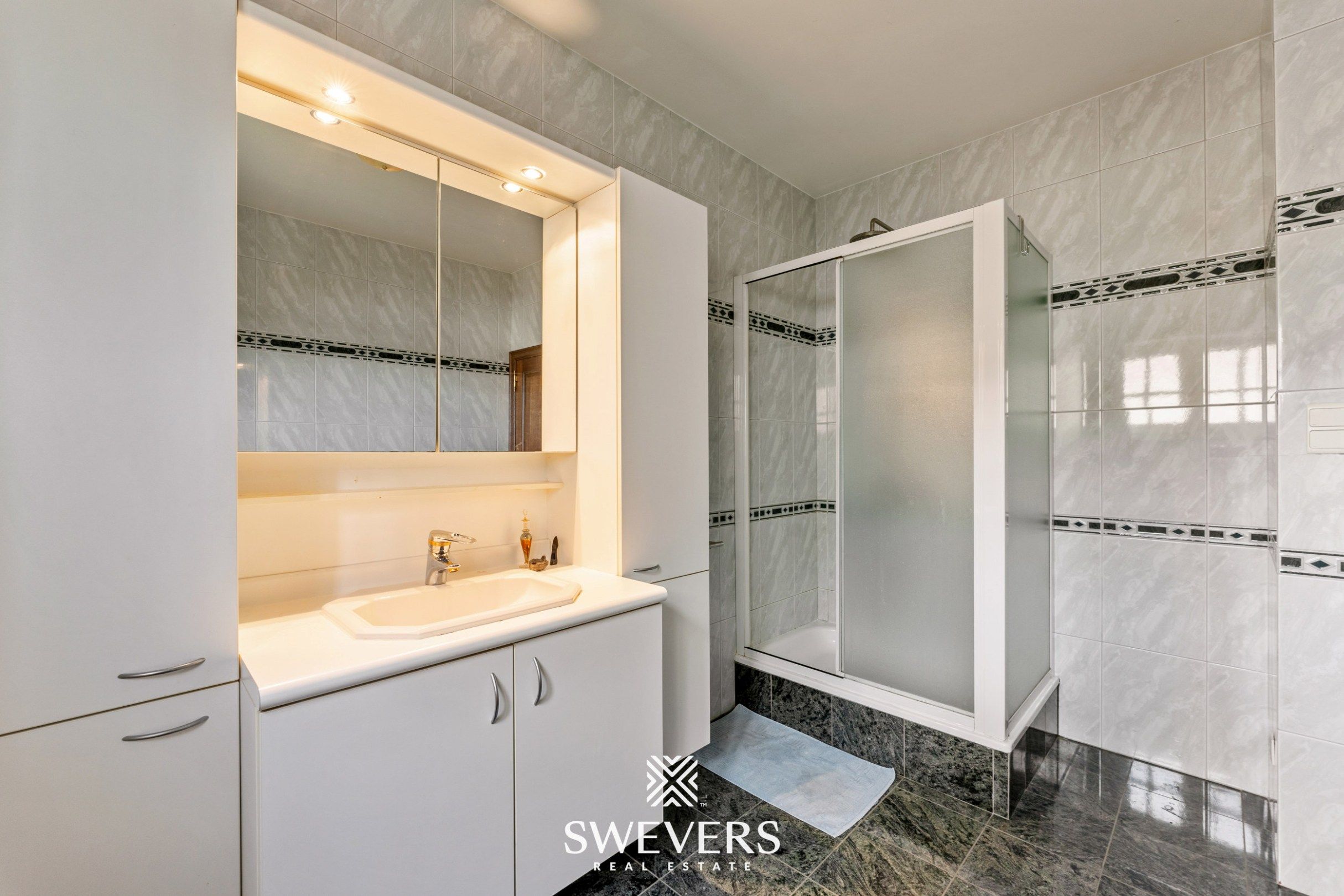 Ruime open bebouwing met 4 slaapkamers en zonnige tuin in Houthalen foto 24