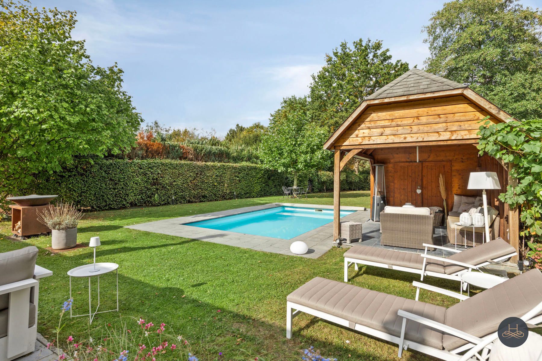 Ruime gezinswoning met zwembad in groene, rustige omgeving foto 5