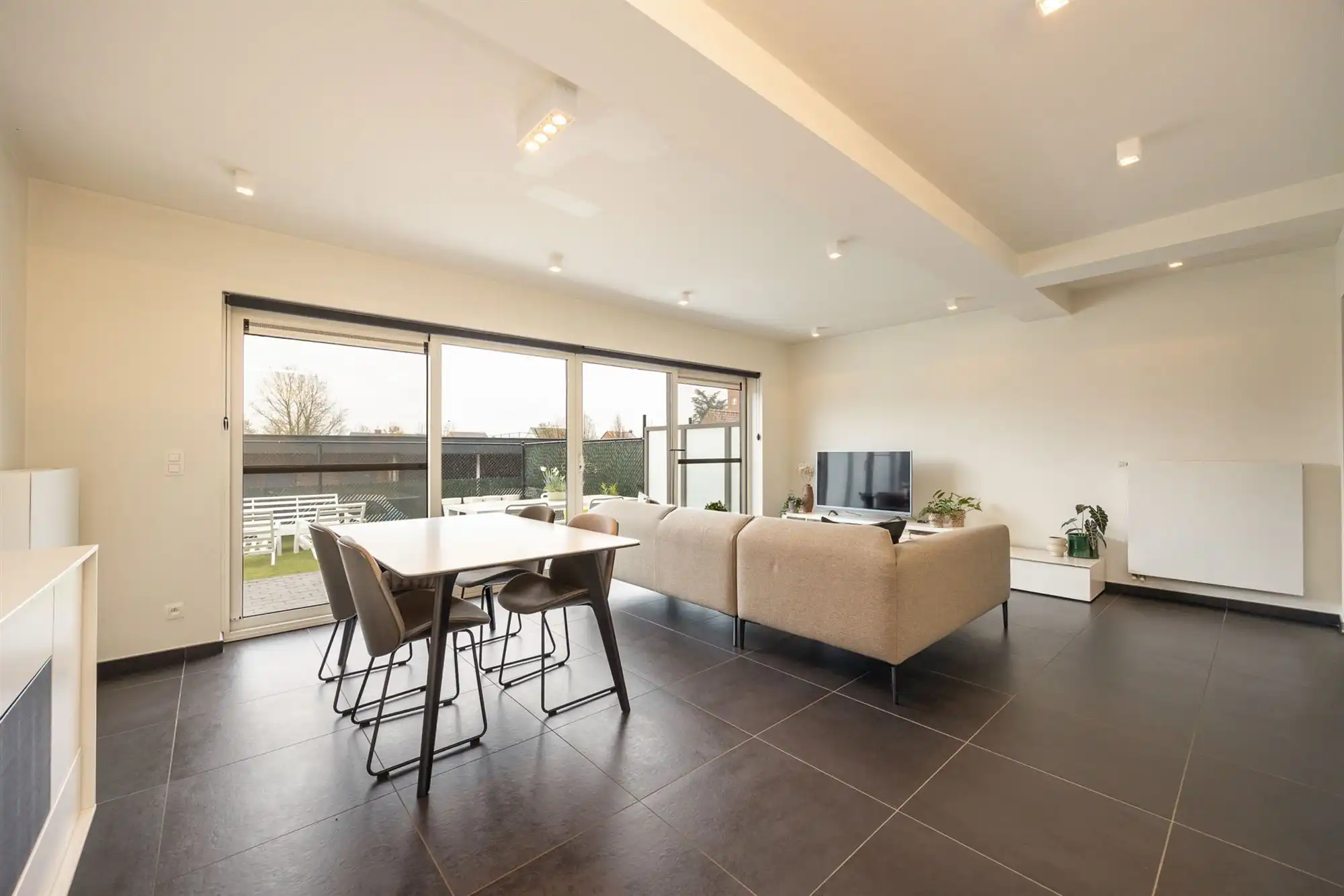 Instapklaar gelijkvloers appartement met tuin en carport foto 4