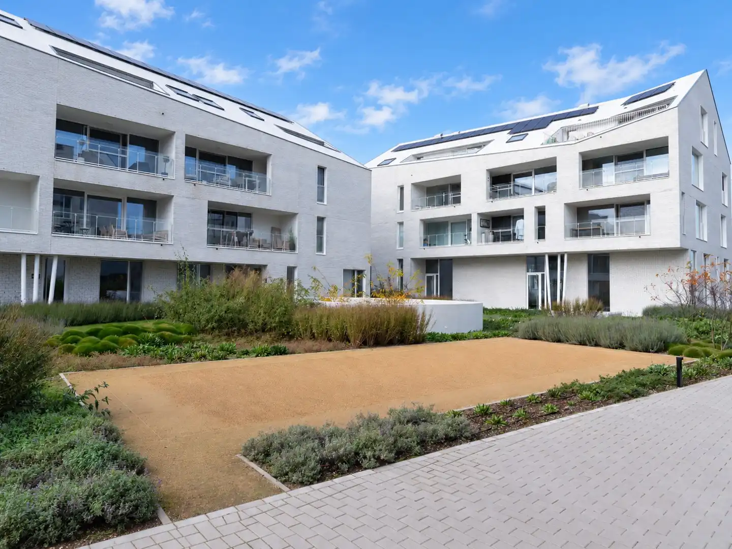 Stijlvol en energiezuinig nieuwbouwappartement met 2 slaapkamers en ruim overdekt terras, op wandelafstand van het centrum van Sint-Truiden. foto {{pictureIndex}}