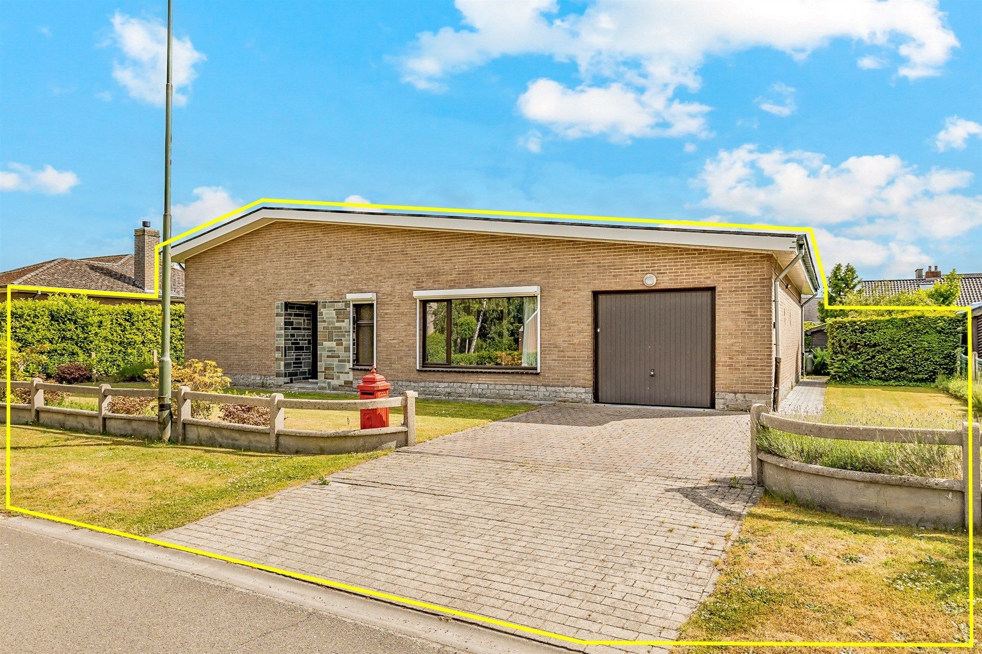 Hoofdfoto van de publicatie: Te renoveren bungalow met 3slks op topligging