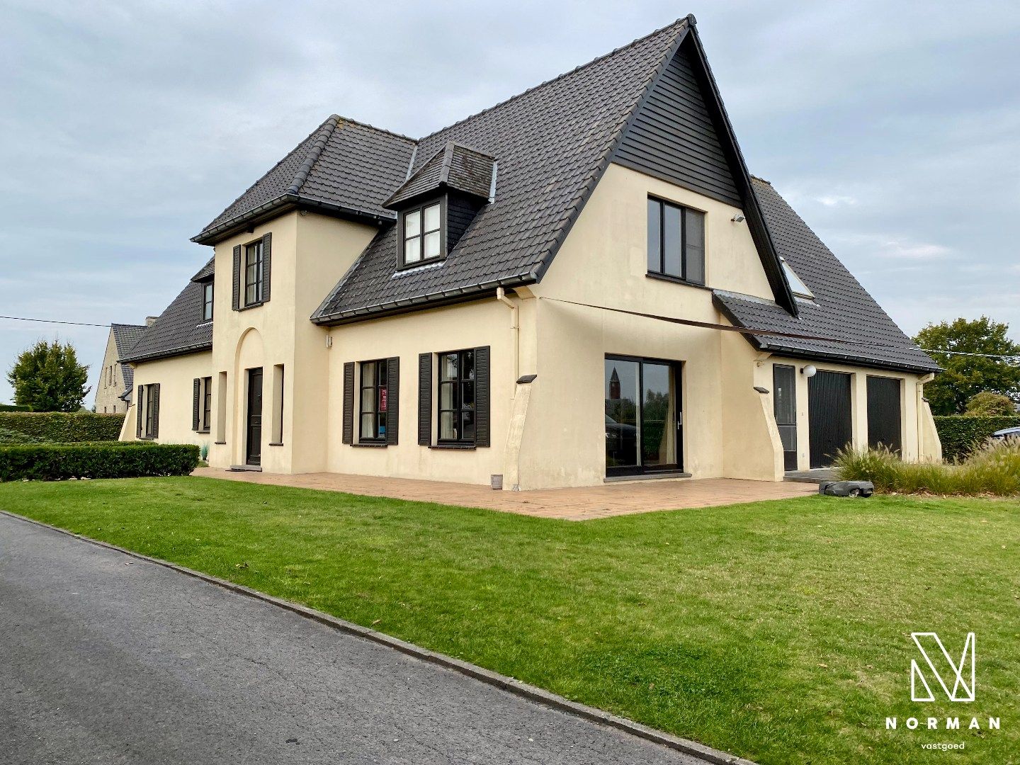 Landelijk gelegen villa met 5 slaapkamers, dubbele garage en een zee van ruimte foto {{pictureIndex}}