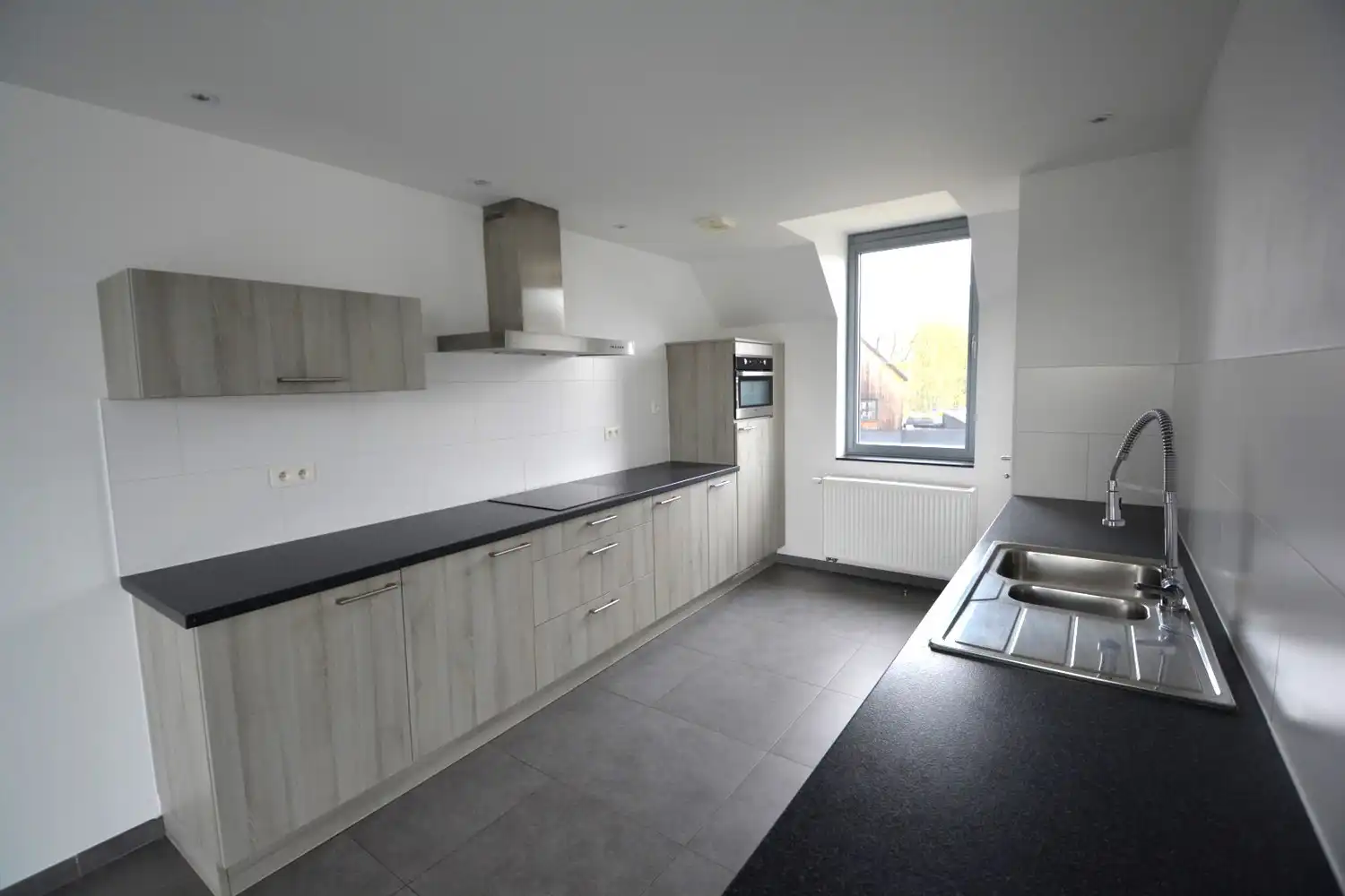 RUIM APPARTEMENT MET 2 SLK, TERRAS EN PARKING! foto 6