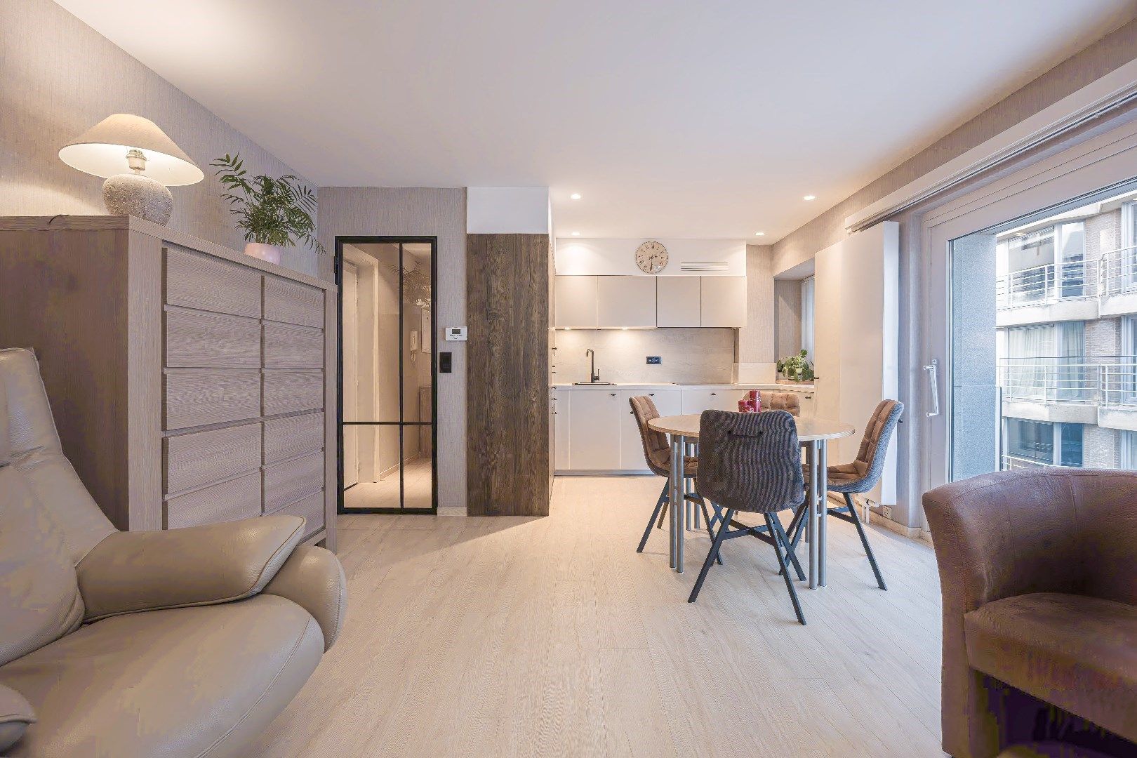 Charmant appartement met zijdelings zeezicht en terras. foto 2