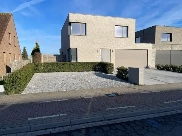 Ruime recente halfopen bebouwing met panoramisch verzicht foto {{pictureIndex}}