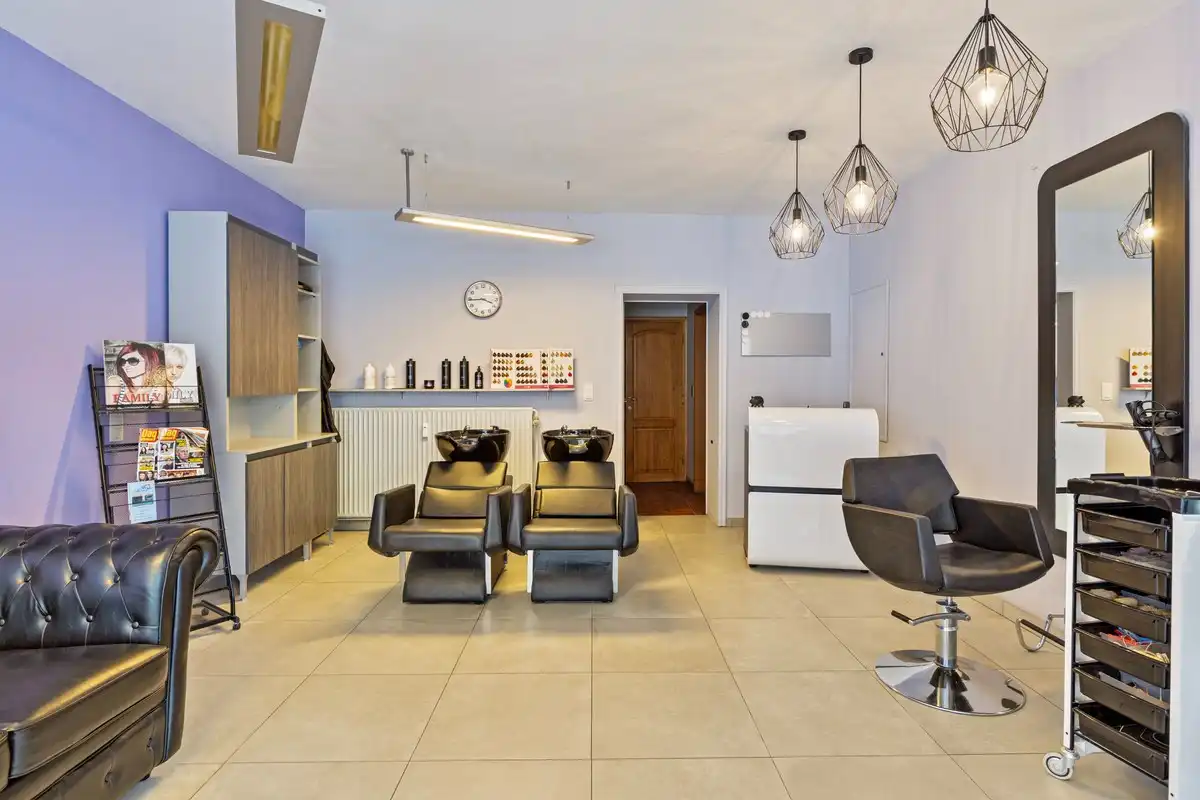 Handelruimte op centraal plein in Lembeek foto 2