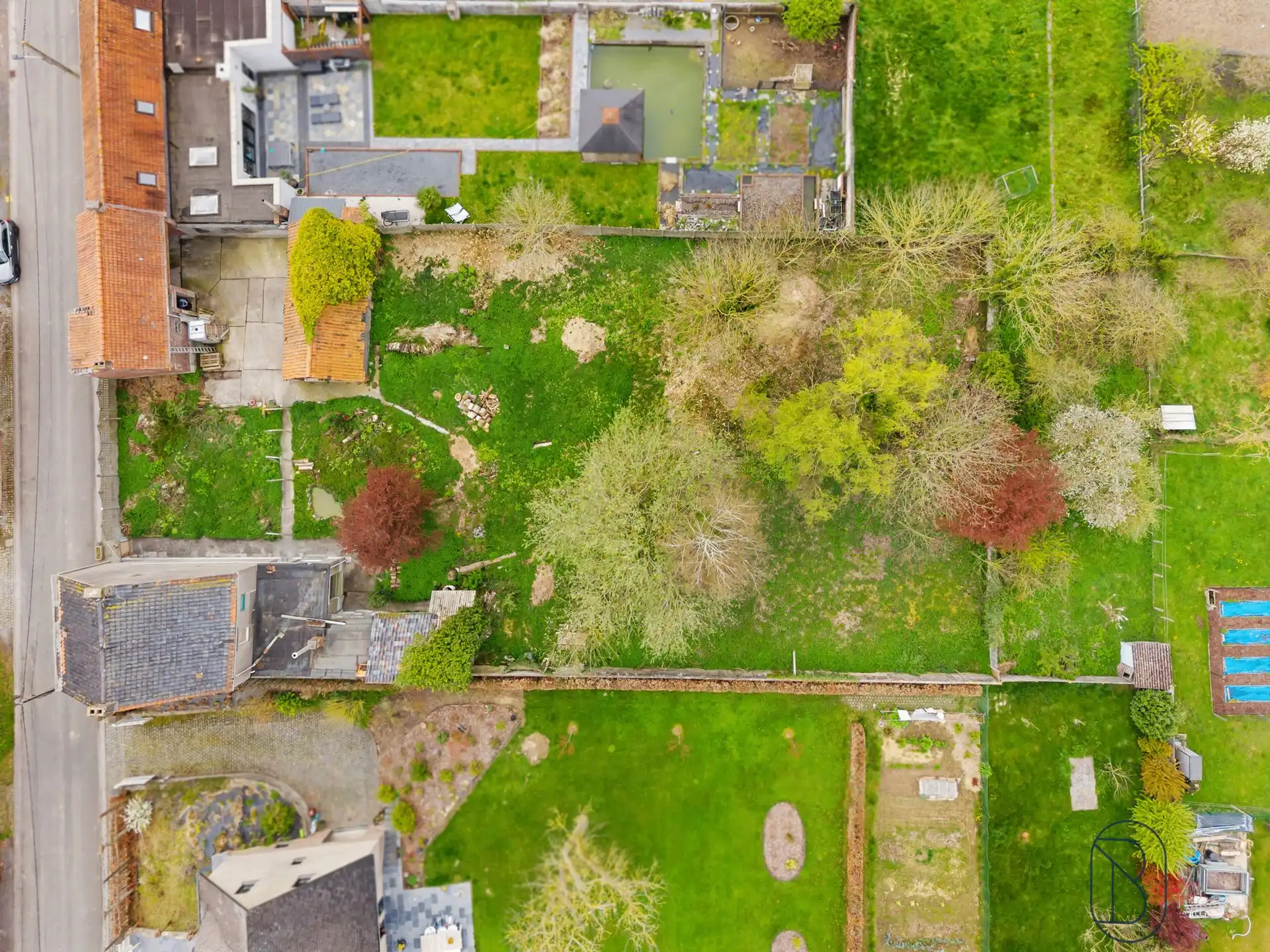 Totaal te renoveren woning met bijgebouwen op 1570m2 foto 2