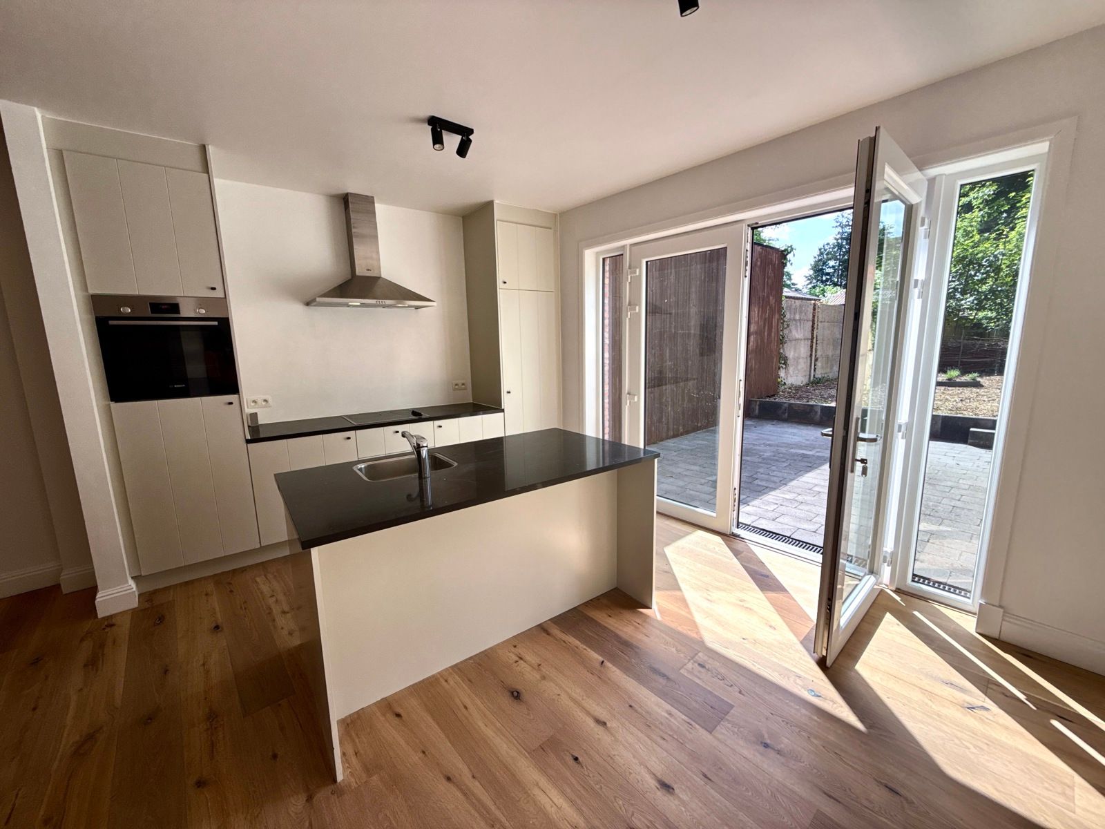 Gerenoveerde stadswoning met 3 slpks en riante tuin foto 5