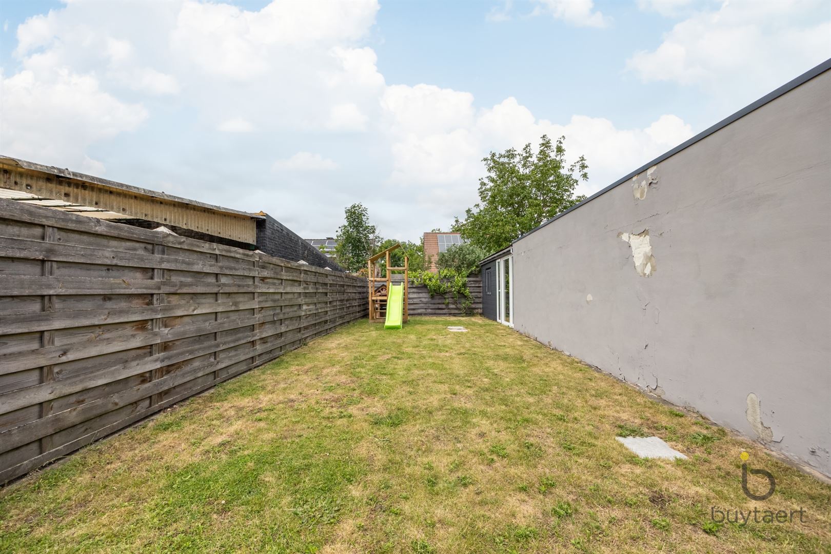 ZEER RUSTIG GELEGEN INSTAPKLARE GEZINSWONING MET MOOIE GROENE TUIN! foto 18