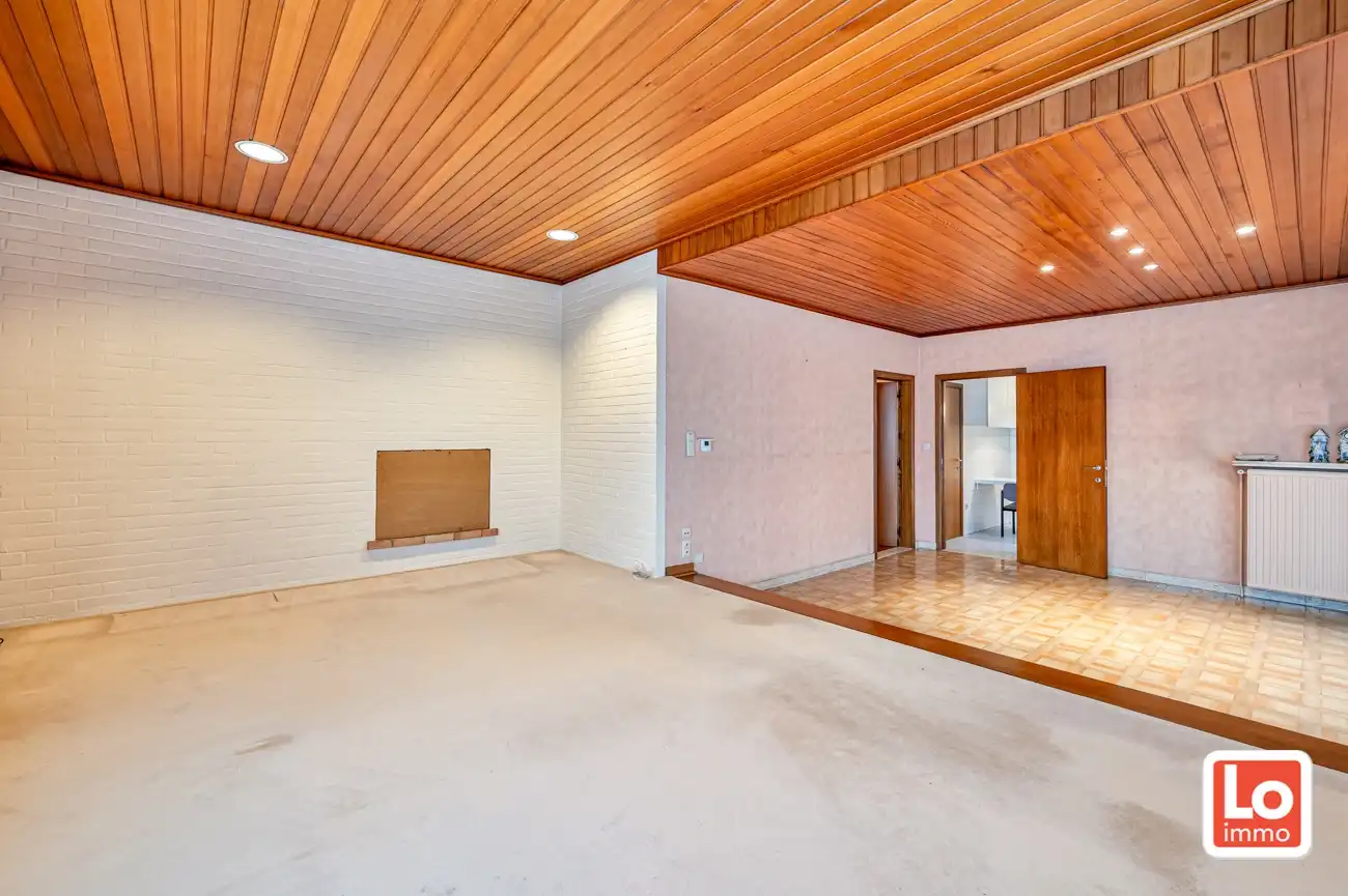 VERKOCHT! Goed onderhouden op te frissen gelijkvloerse woning met inpandige garage in een rustige straat nabij het centrum van Zelzate! foto 4