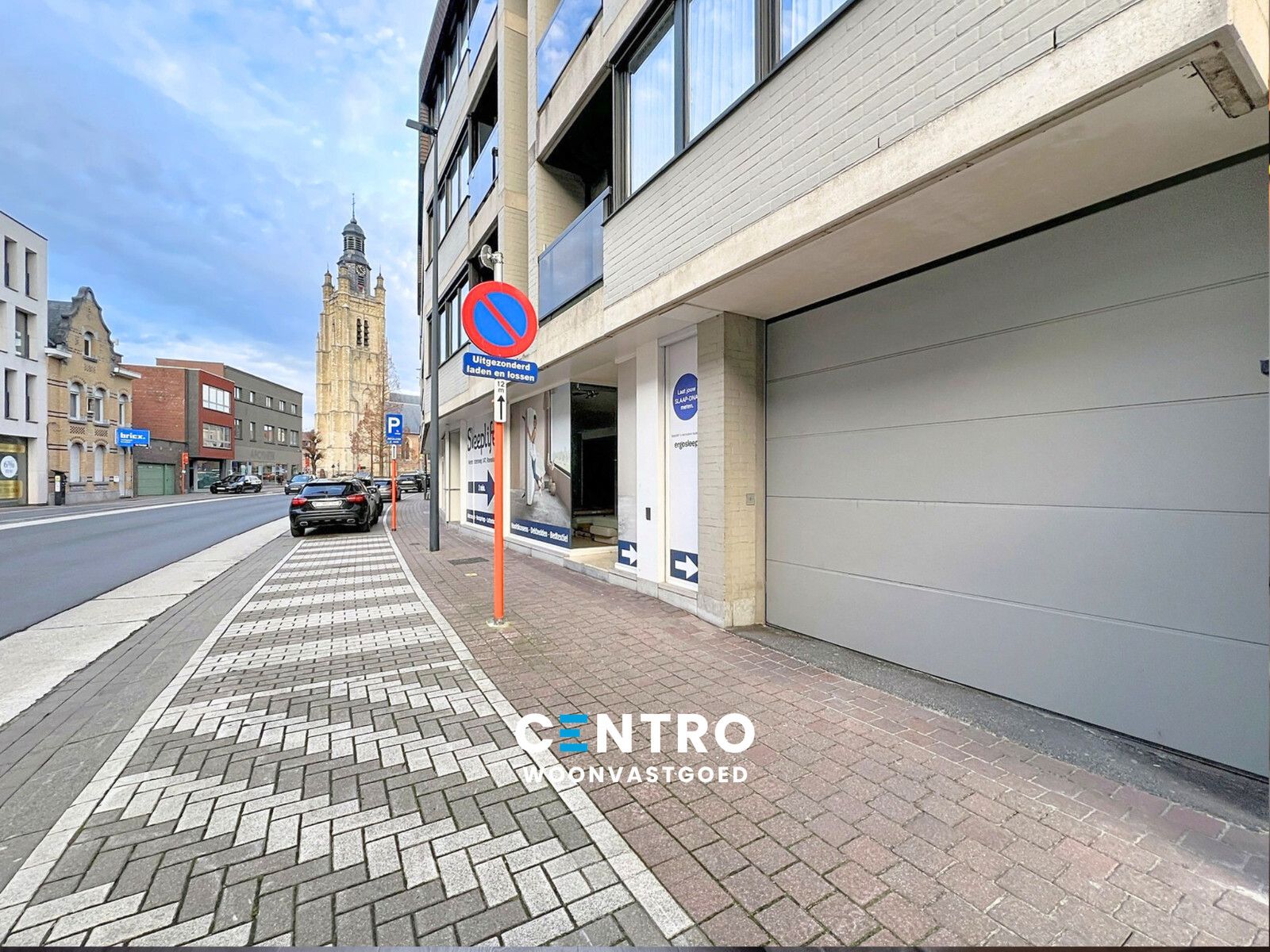 GEMETSTE garage te koop CENTRUM Roeselare nabij Sint-Michielskerk ! foto {{pictureIndex}}