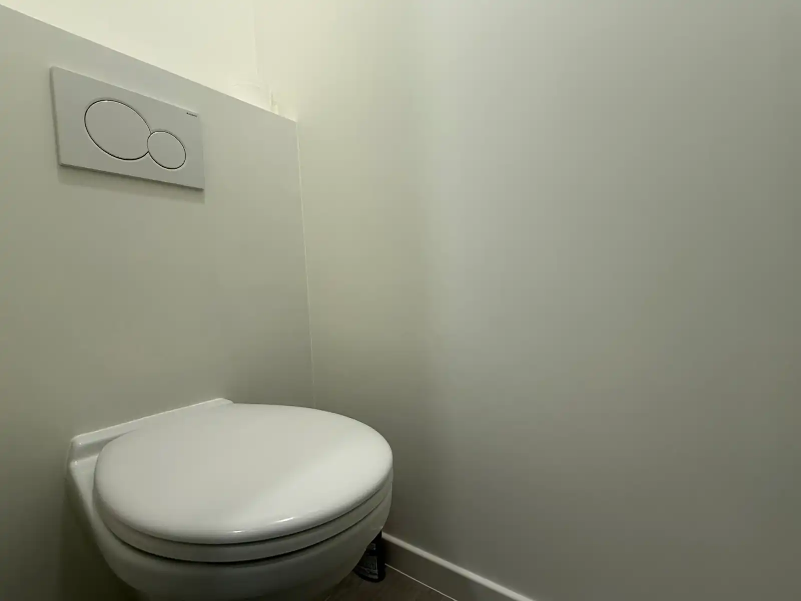 Volledig gerenoveerd, instapklaar duplex appartement met terras in het centrum van Tielt.  foto 10