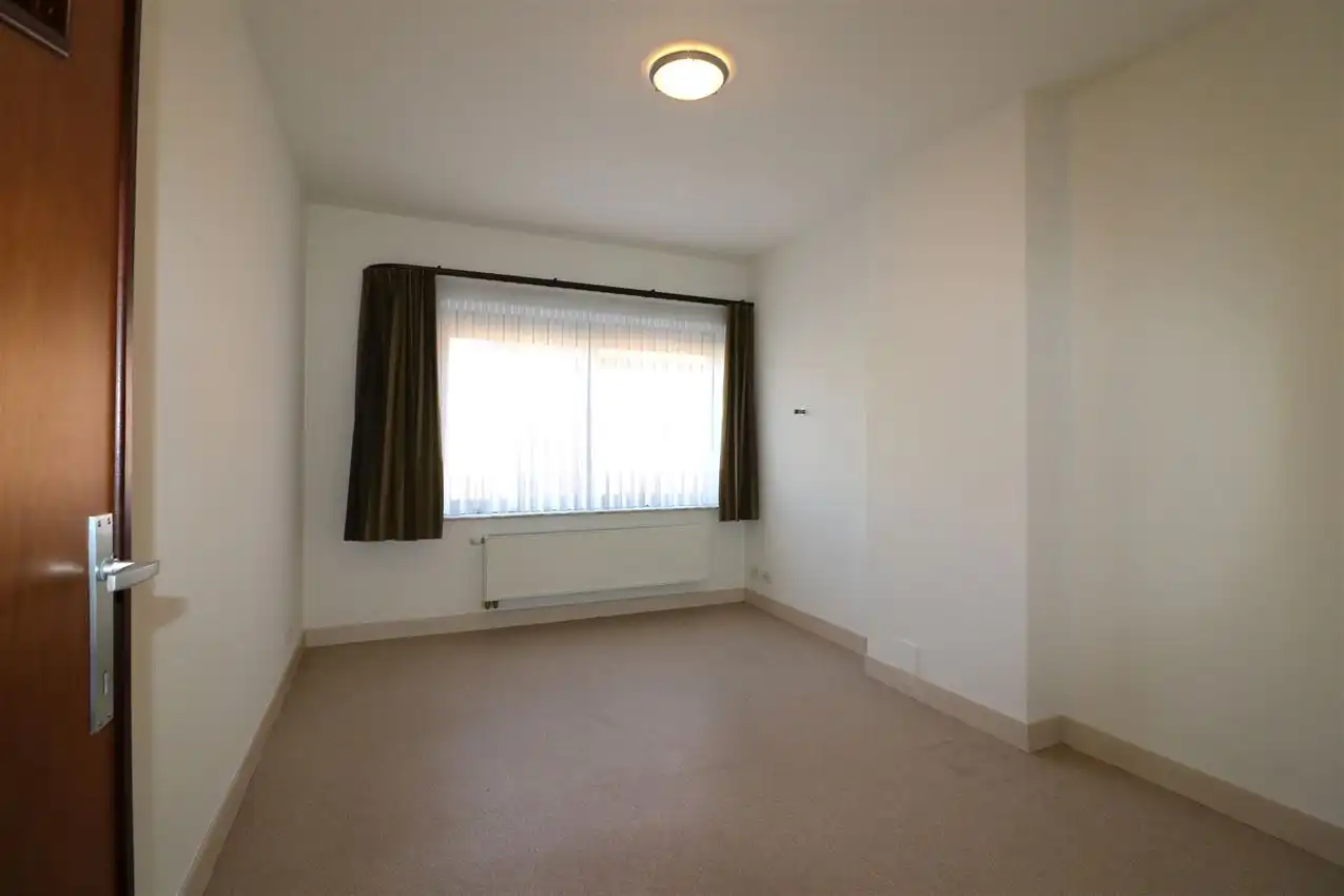 Ruime woning met drie slaapkamers en gezellige koer foto 27