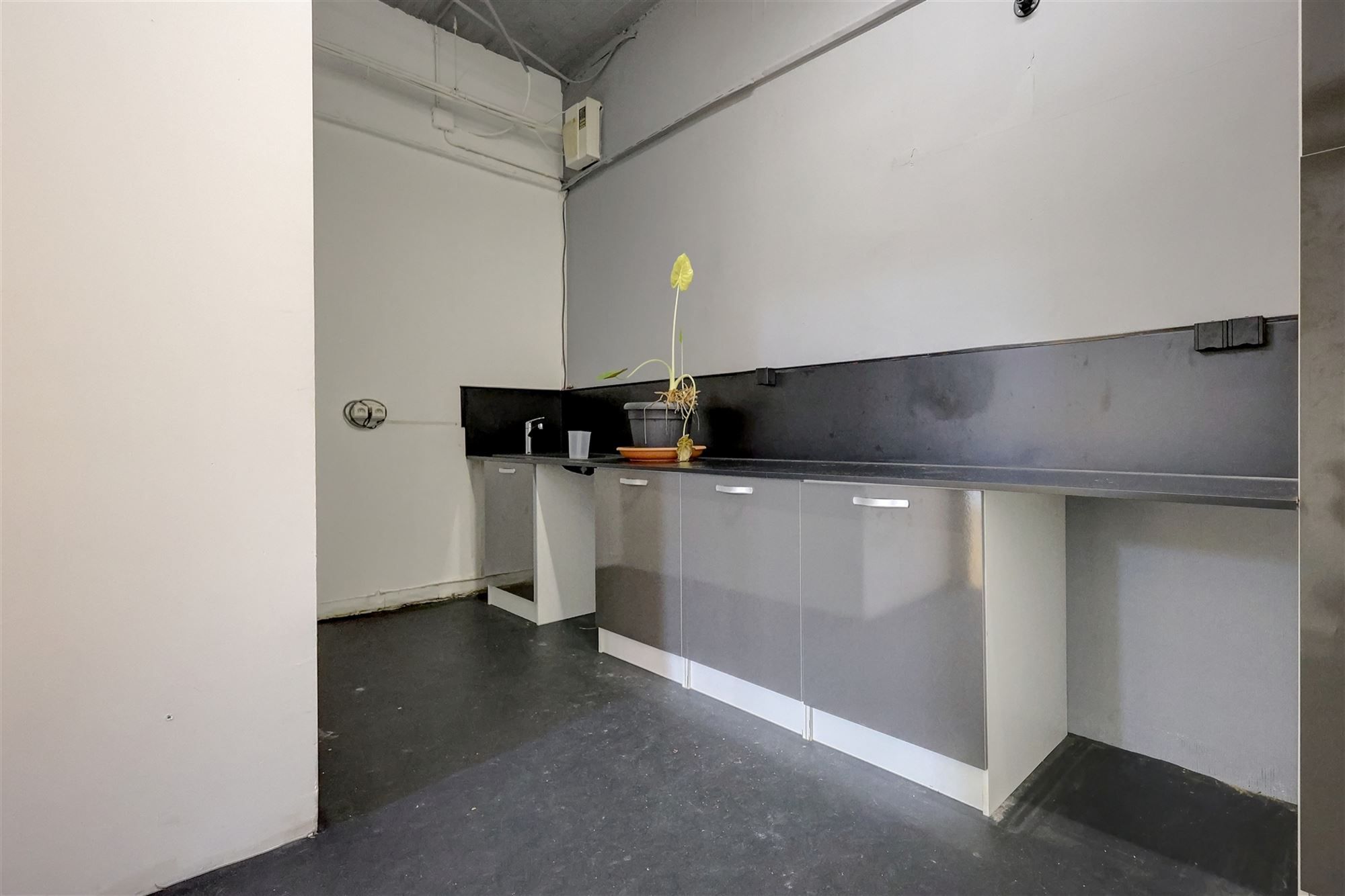 Ruim handelspand op een commerciële locatie op de Bist in Wilrijk foto 6