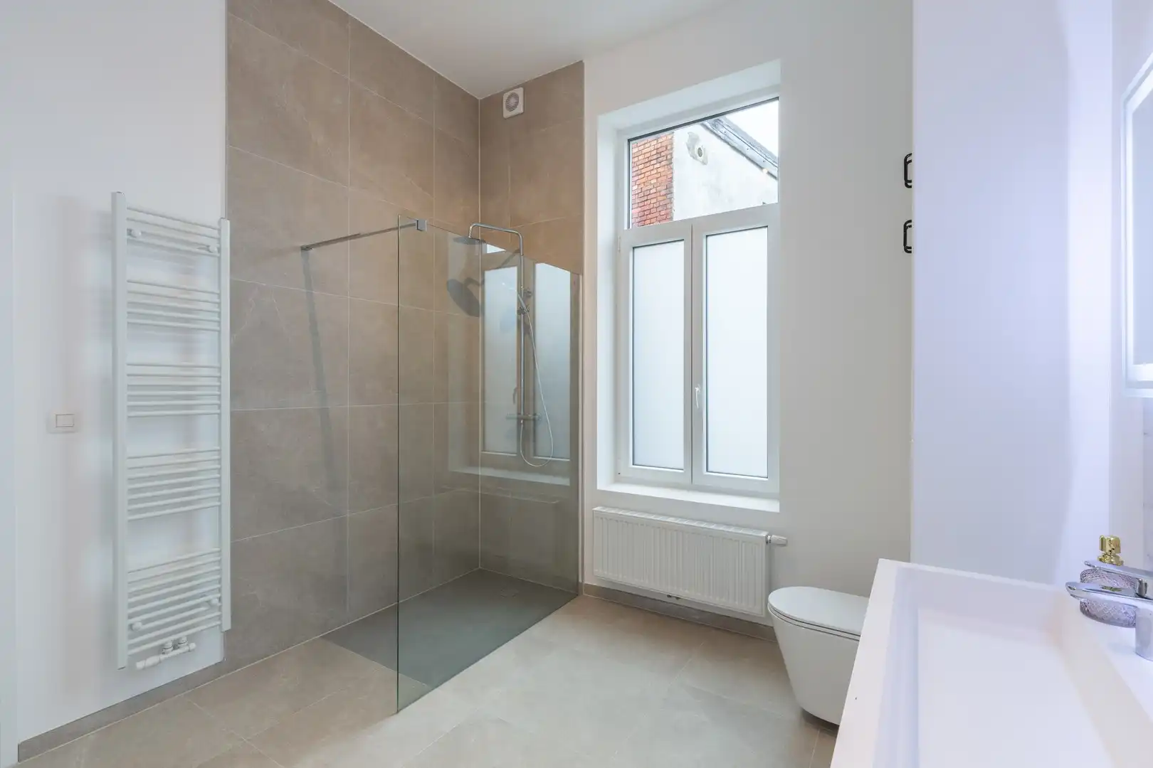 Grondig gerenoveerde woning met 3 slpks foto 8