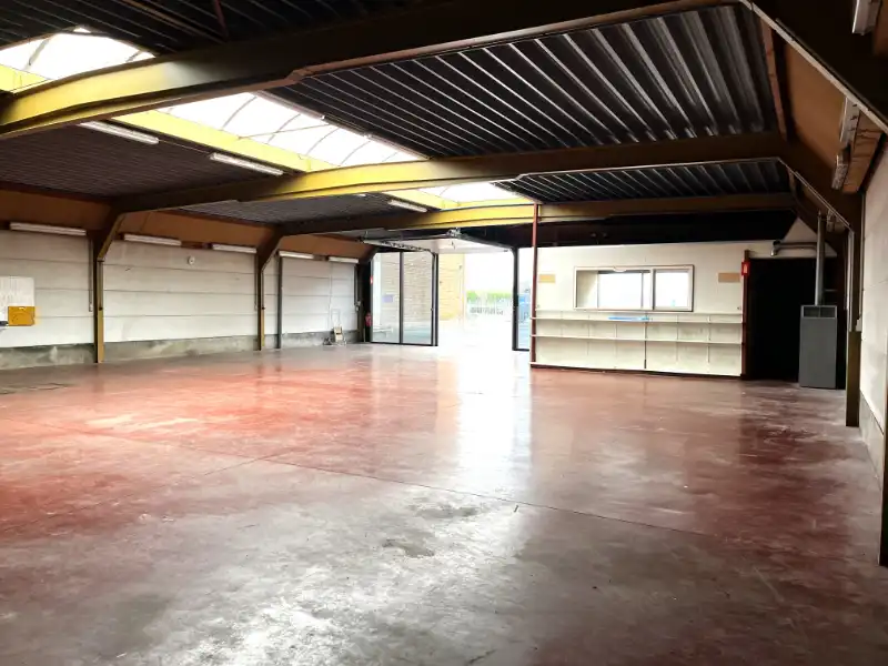 Magazijn met burelen en parkeer mogelijkheden foto 10