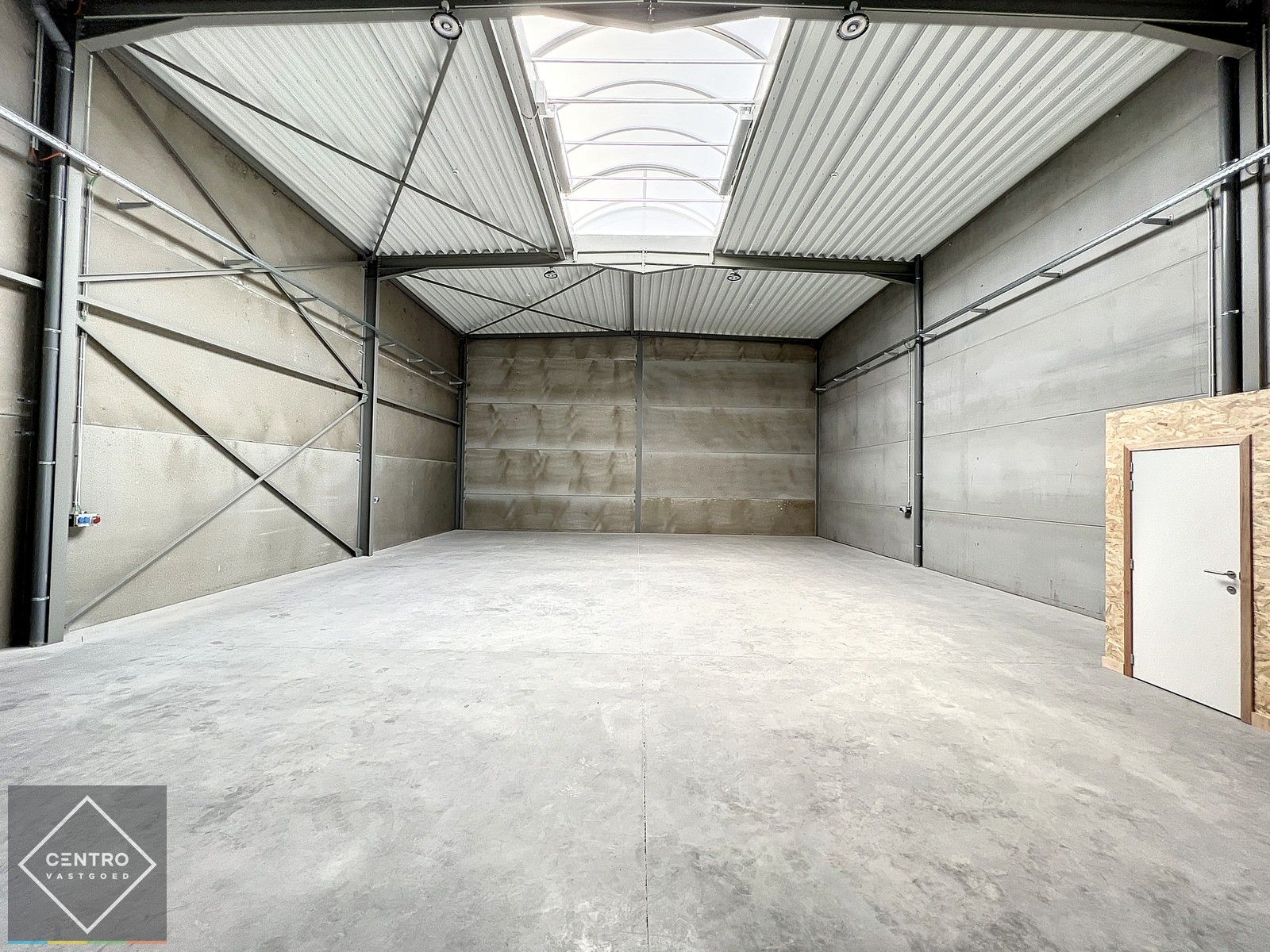 Kwalitatief en goed geïsoleerd NB MAGAZIJN (225m2), voorzien van elektrische sectionaalpoort, deur, raam (voor kantoor) en 2 private parkeerplaatsen op industriezone te Waregem. foto 7