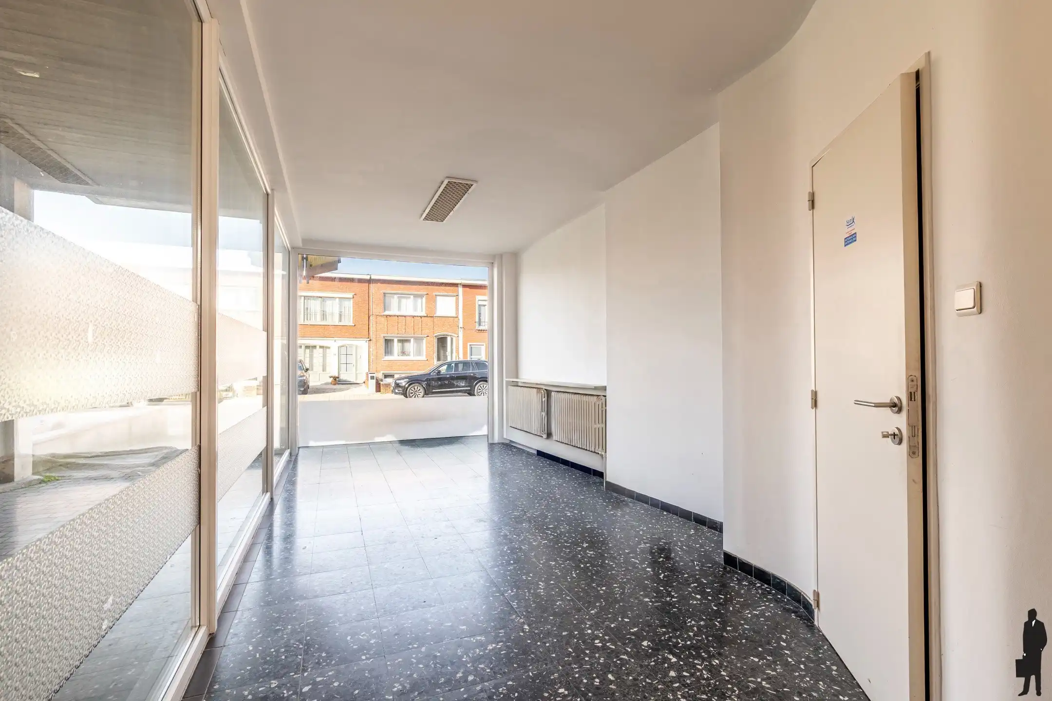 Multifunctionele woning met magazijn en showroom foto 2