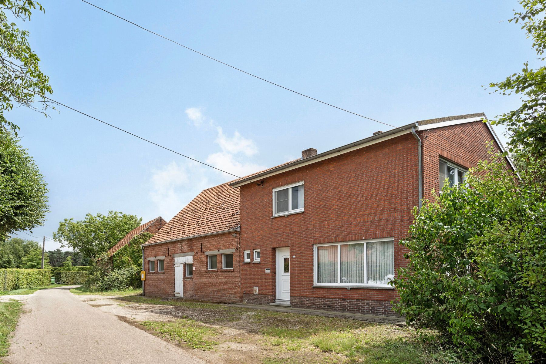 Te renoveren hoeve met authentieke schuur en stallen foto 4