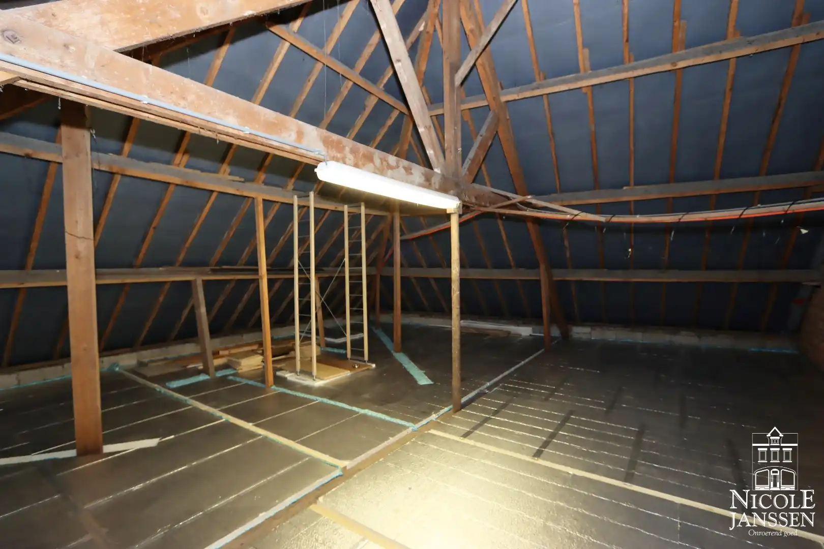 Toffe instapklare en ruim ingedeelde woning met leuk tuintje en carport foto 25