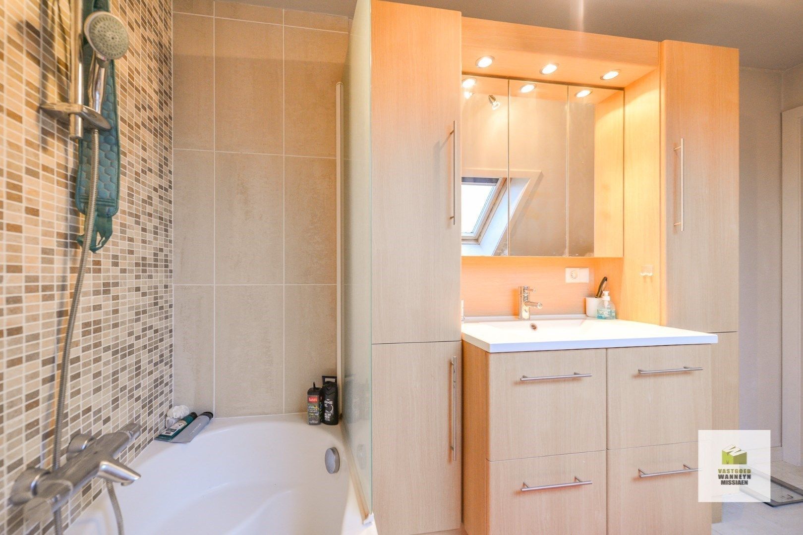 Open bebouwing in doodlopende straat met 3 slaapkamers en zongerichte tuin foto 18