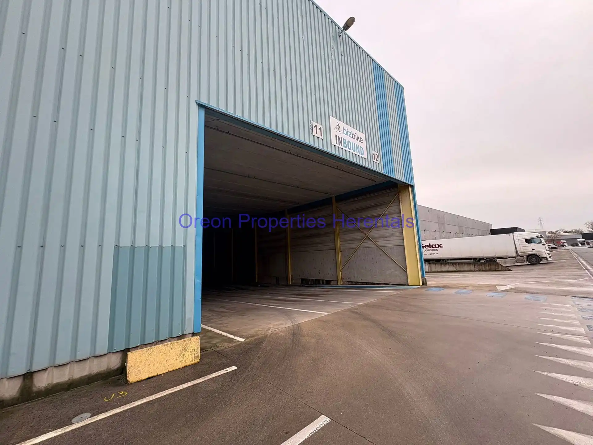 Hoge magazijnruimte van 5.400m² met hoogtes van  ca. 9m en ca. 14m foto 11